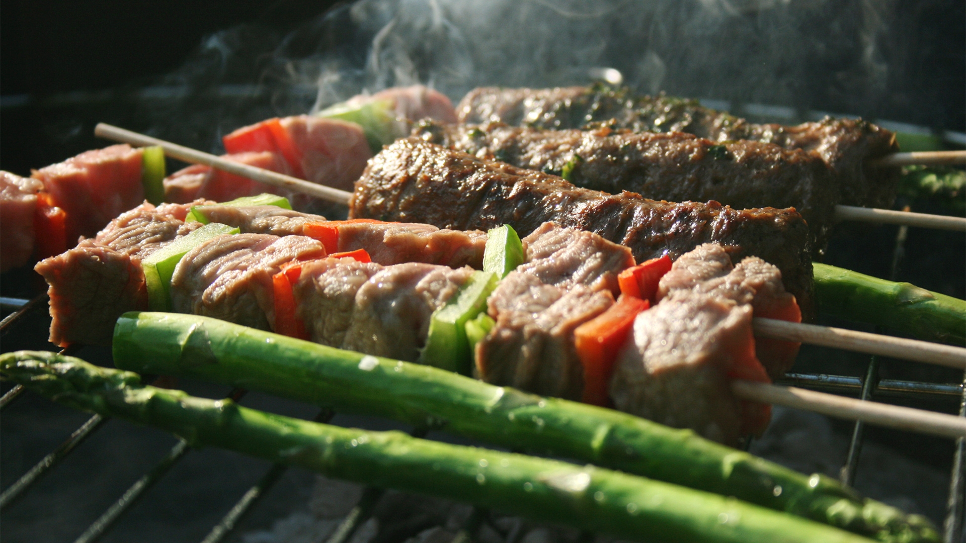 Beim Grillen und Fußballgucken im Freien können Euch Apps und Gadgets behilflich sein. Beim Grillen und Fußballgucken im Freien können Euch Apps und Gadgets behilflich sein.