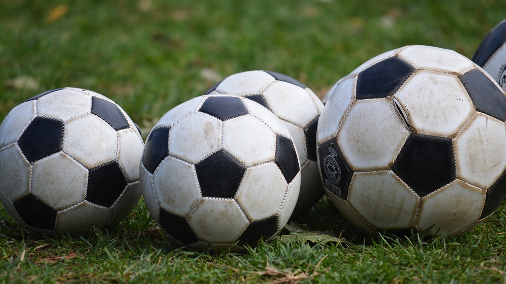 Selbst wenn der Ball mal nicht rollt,  ist Fußball ein Gesprächsthema Selbst wenn der Ball mal nicht rollt,  ist Fußball ein Gesprächsthema