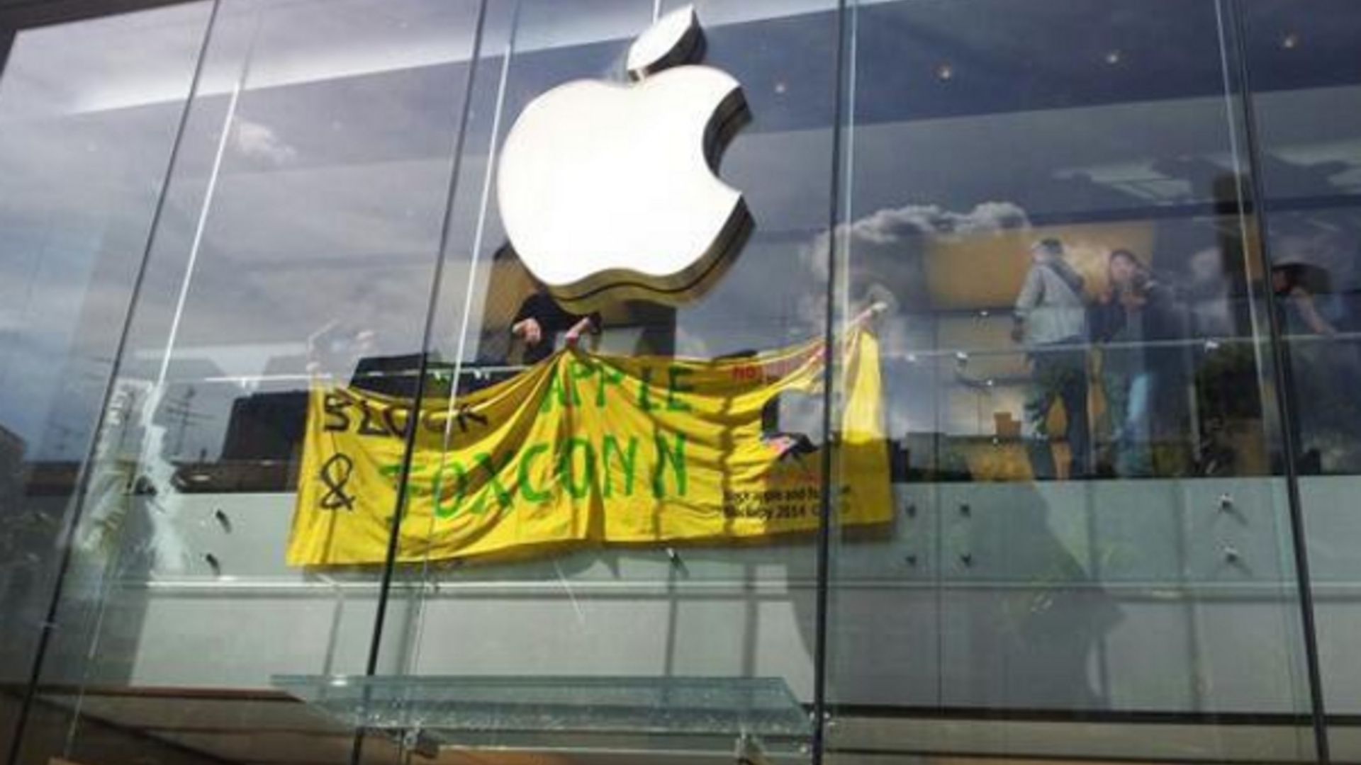 Die Demonstranten gelangten in den Apple Store und hissten ein Transparent Die Demonstranten gelangten in den Apple Store und hissten ein Transparent