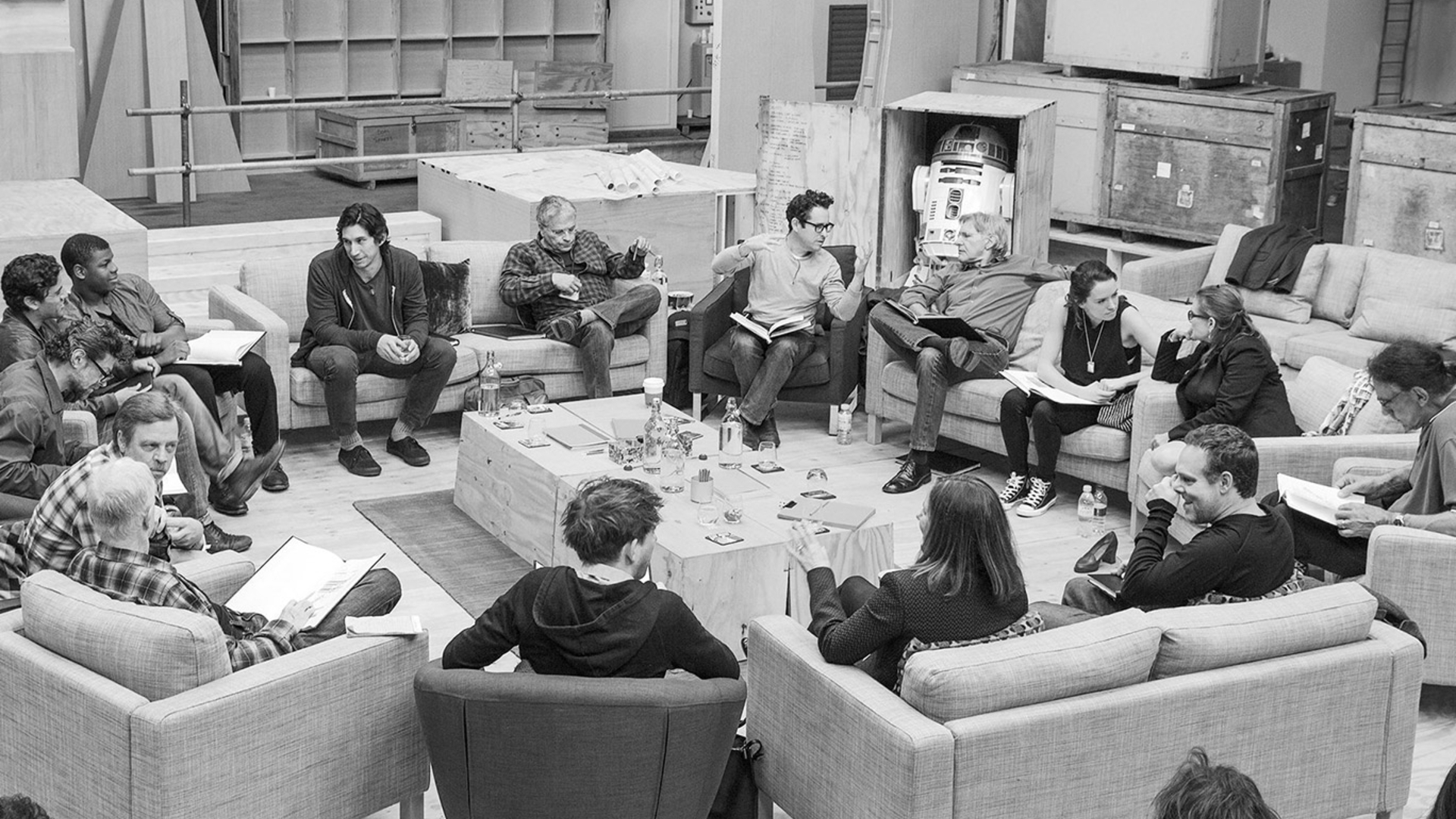 Gruppenbild mit Droide: Die Hauptbesetzung von Star Wars 7 im angeregten Gespräch