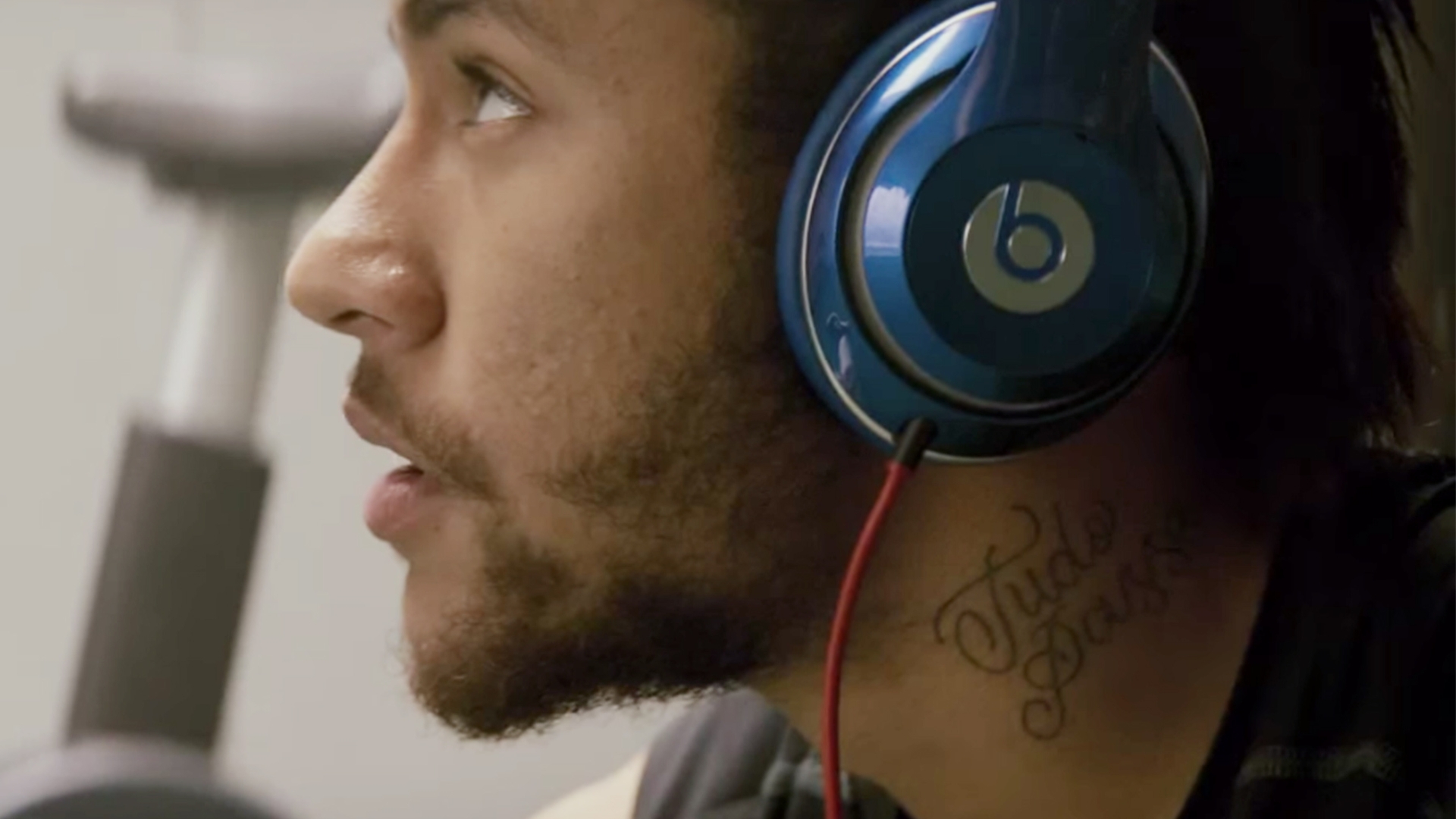 Beim "Game Before The Game" darf Neymar seine Beats-Kopfhörer noch tragen – in der Kabine