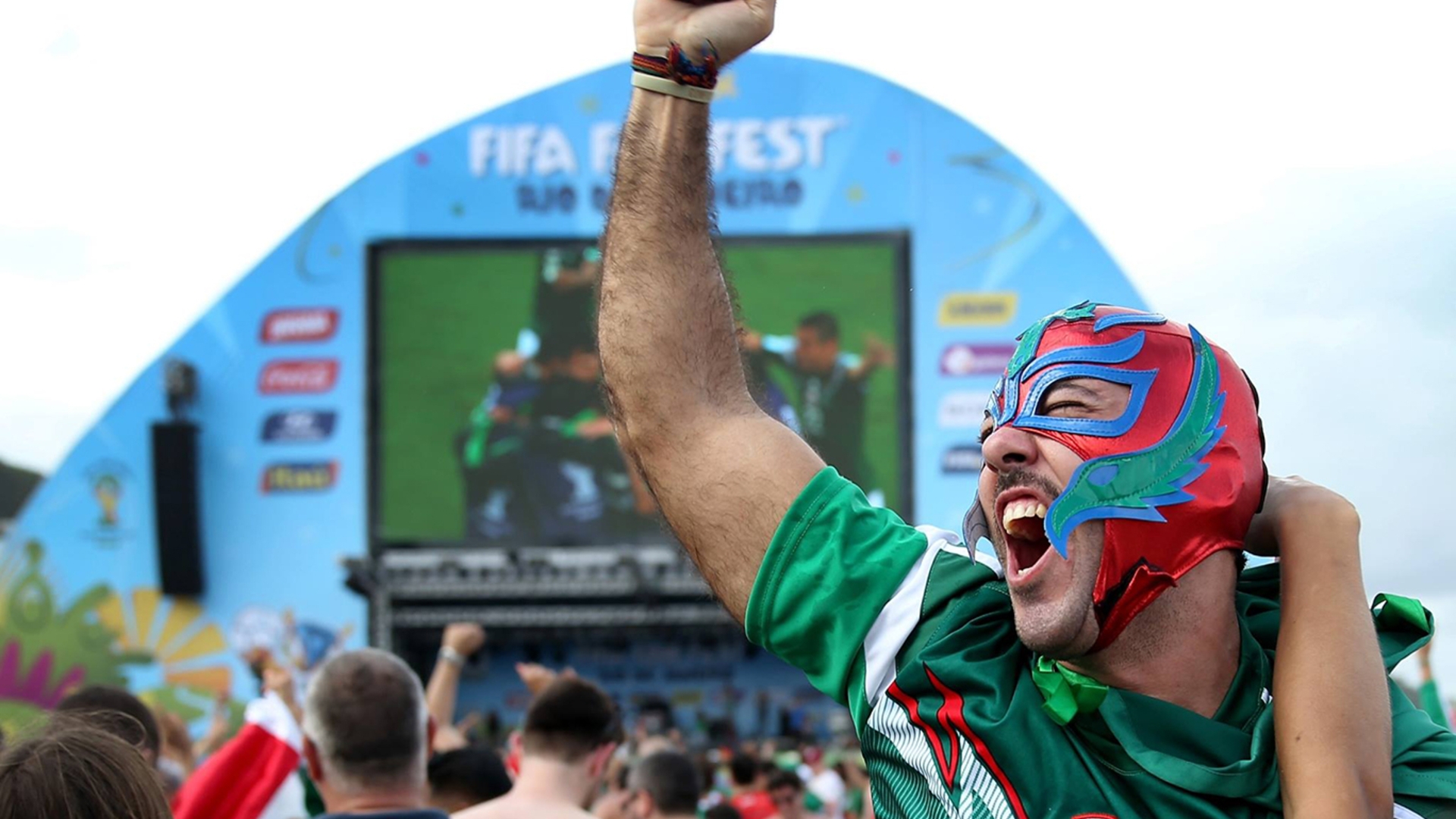 Mexiko muss gegen Brasilien ran und Ihr könnt das Spiel nicht nur beim Fan Fest, sondern auch im Livestream sehen. Mexiko muss gegen Brasilien ran und Ihr könnt das Spiel nicht nur beim Fan Fest, sondern auch im Livestream sehen.