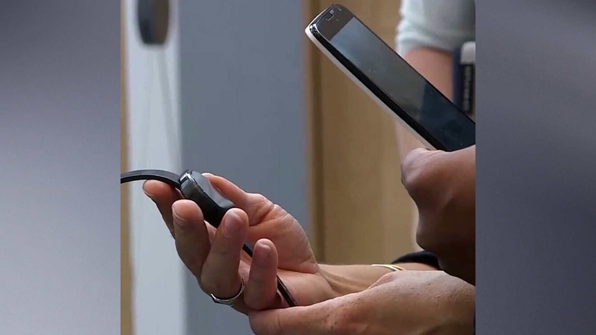 Zeigt das Bild tatsächlich die Moto 360 zusammen mit dem Moto X+1? Zeigt das Bild tatsächlich die Moto 360 zusammen mit dem Moto X+1?