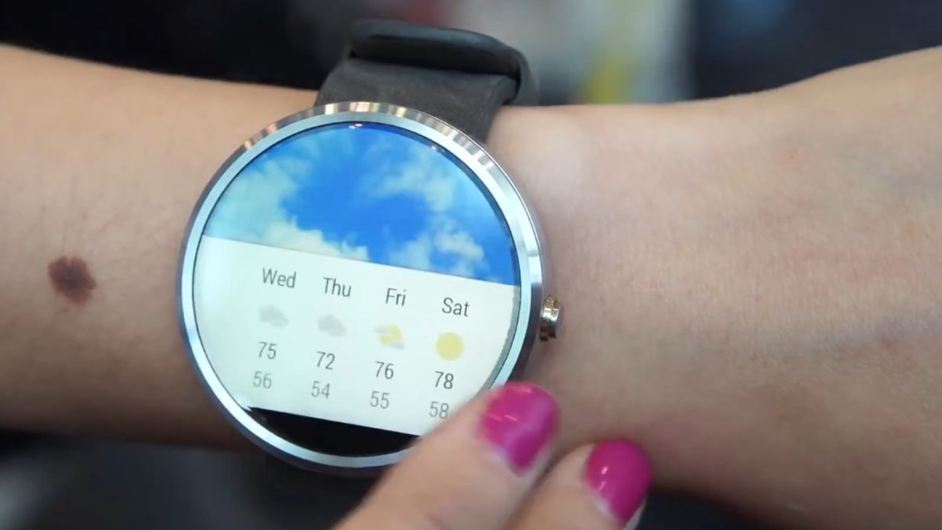 Das Display der Motorola Moto 360 passt die Helligkeit automatisch der Umgebung an