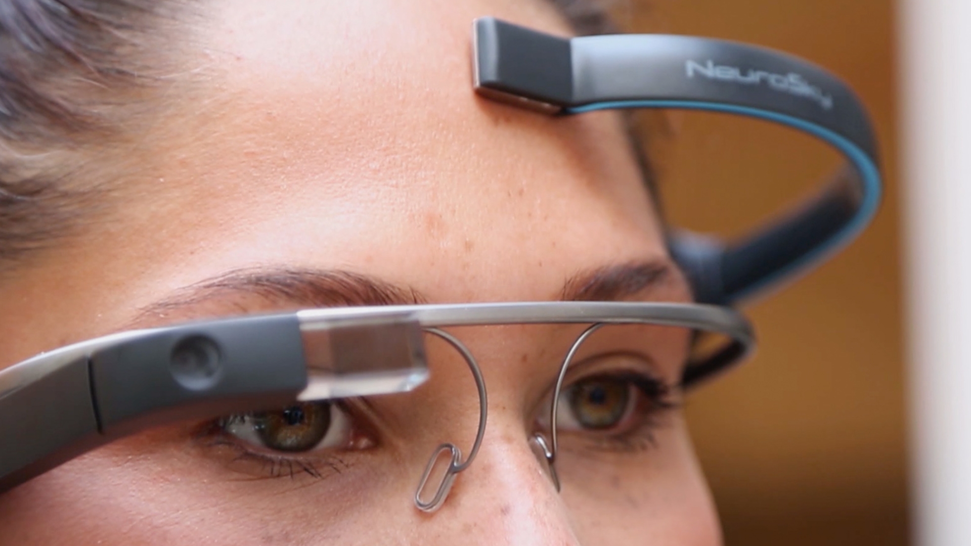 Der Biosensor misst eure Konzentration – die App setzt diese Infos in Befehle an Google Glass um