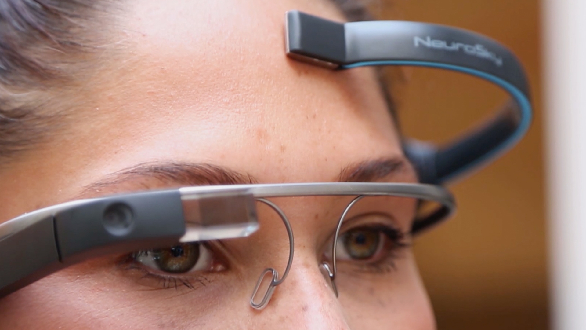 Der Biosensor misst eure Konzentration – die App setzt diese Infos in Befehle an Google Glass um Der Biosensor misst eure Konzentration – die App setzt diese Infos in Befehle an Google Glass um