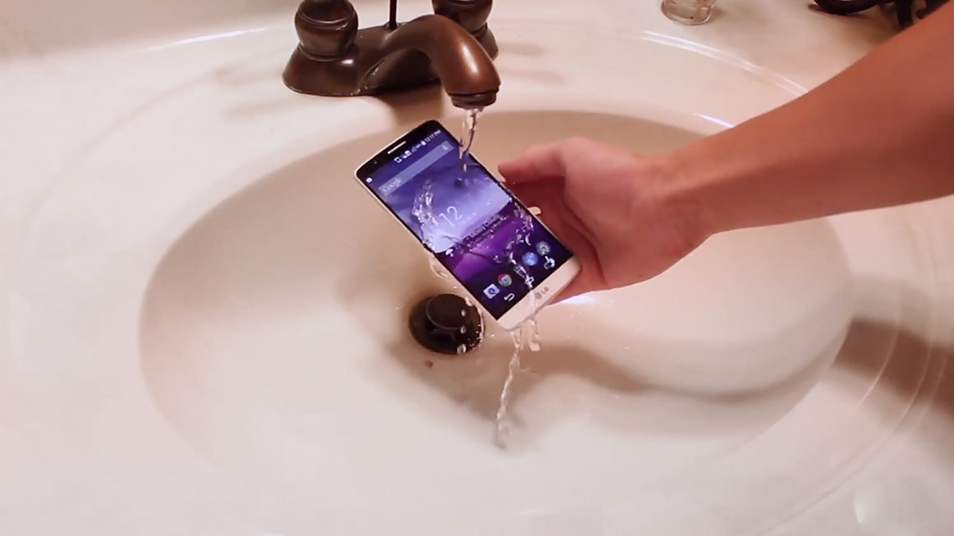 Ist das LG G3 nur zufällig wasserabweisend? Ist das LG G3 nur zufällig wasserabweisend?