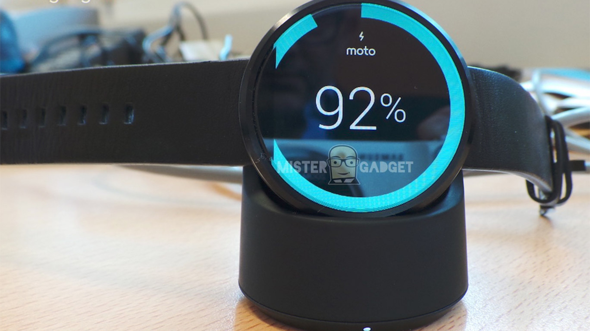 Der leuchtende Streifen zeigt den Ladezustand der Motorola Moto 360 an Der leuchtende Streifen zeigt den Ladezustand der Motorola Moto 360 an