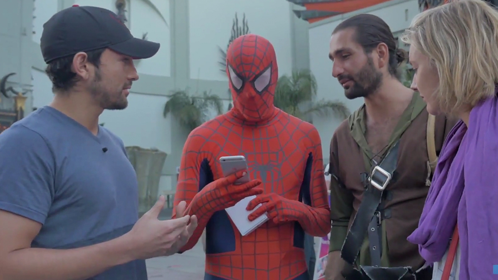 Auch ein Typ im Spiderman-Kostüm nimmt das vermeintliche iPhone 6 in Augenschein – trotz Spinnensinn nimmt er das Fake-Gerät für voll Auch ein Typ im Spiderman-Kostüm nimmt das vermeintliche iPhone 6 in Augenschein – trotz Spinnensinn nimmt er das Fake-Gerät für voll