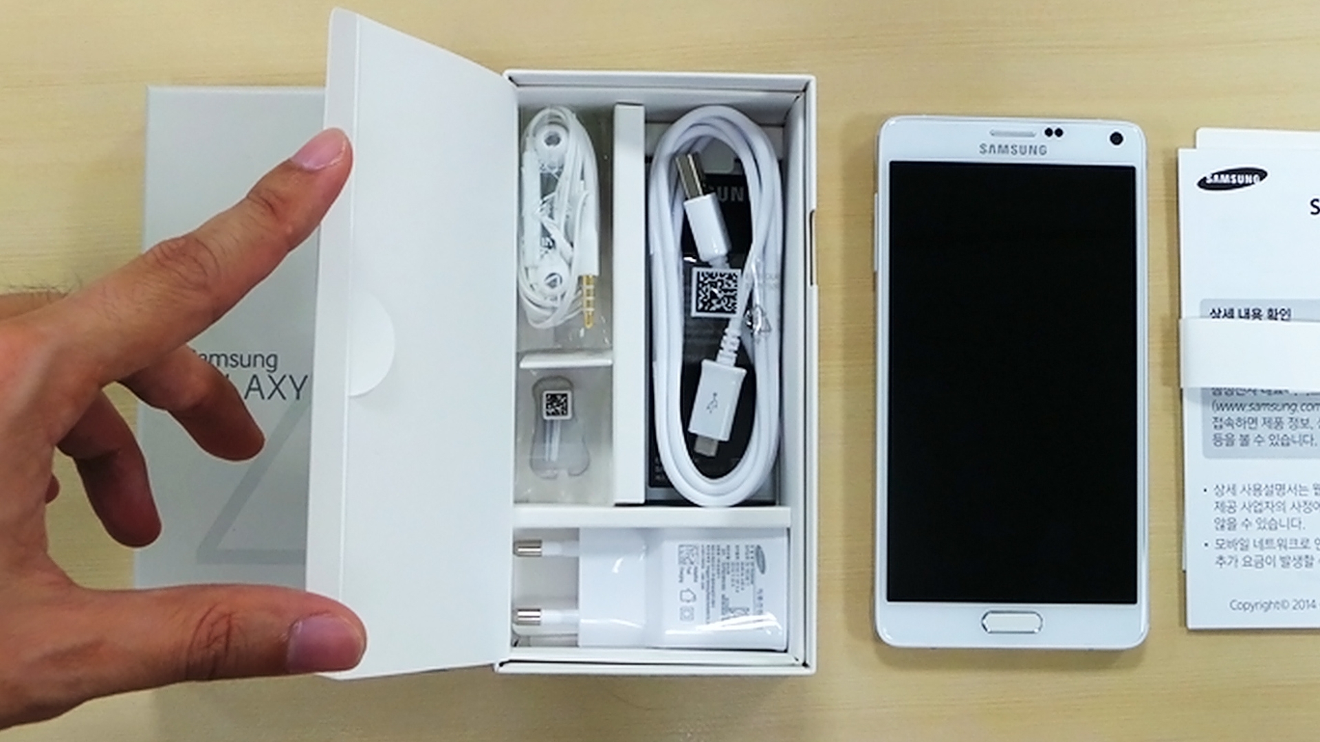 Endlich zeigt sich das Samsung Galaxy Note 4 auch im Unboxing-Video Endlich zeigt sich das Samsung Galaxy Note 4 auch im Unboxing-Video