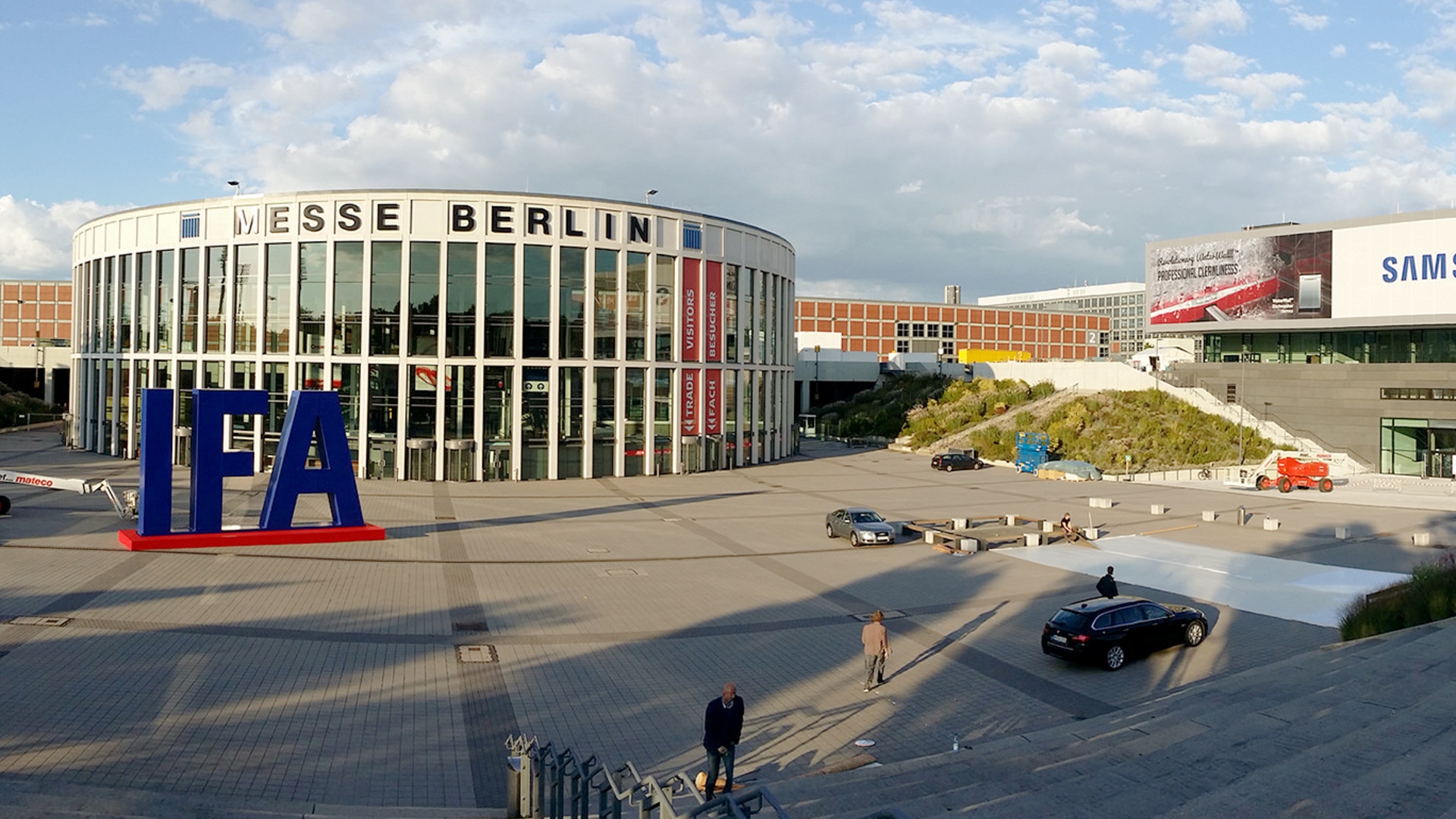 IFA 2014: CURVED ist für Euch in Berlin vor Ort.