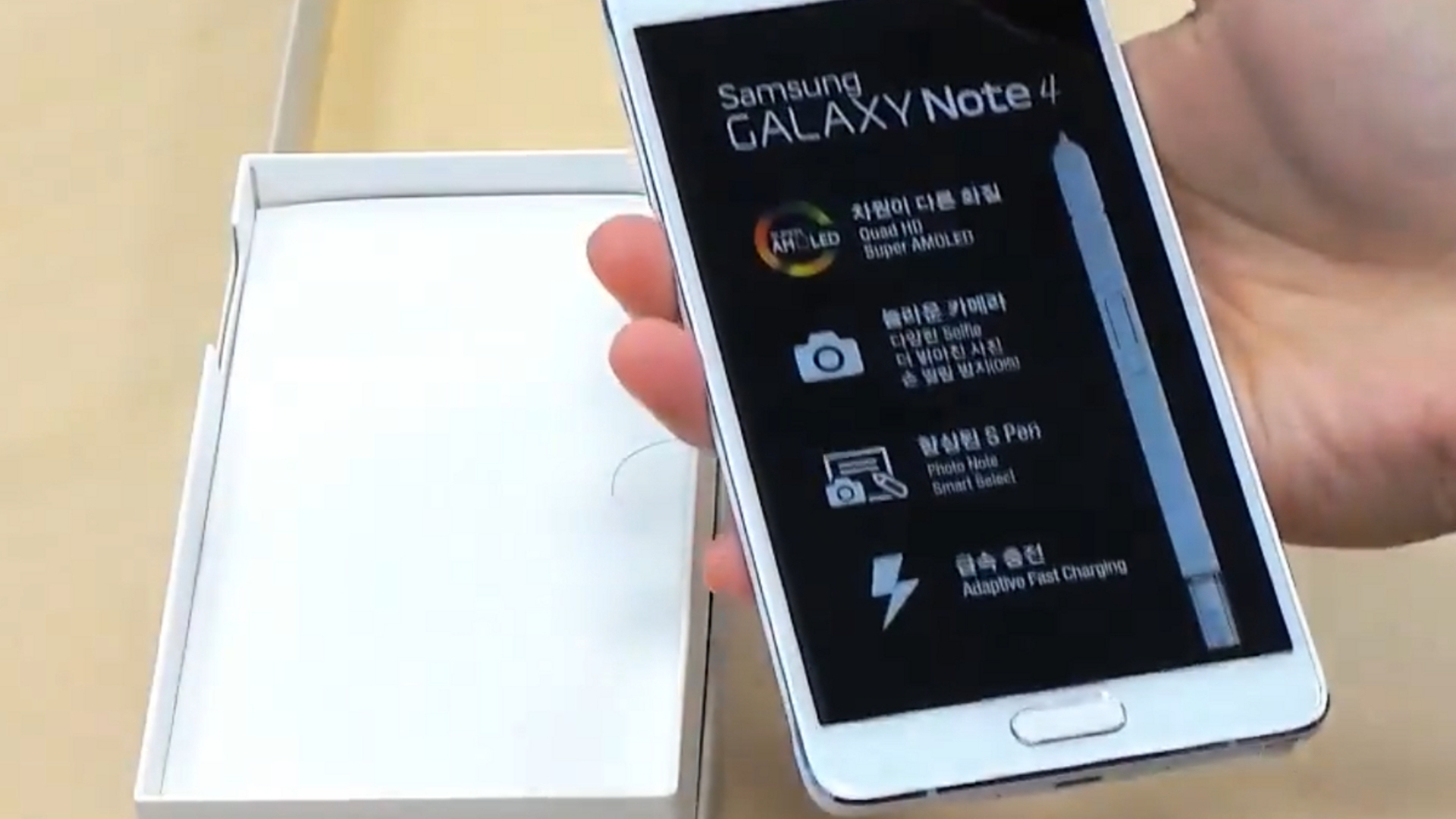 Endlich zeigt sich das Samsung Galaxy Note 4 auch im Unboxing-Video