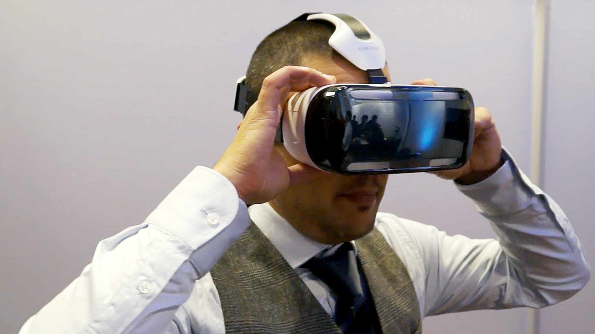 Mit dem Gear VR verwandelt sich das Samsung Galaxy Note 4 im Handumdrehen in eine Virtual Reality-Brille. Mit dem Gear VR verwandelt sich das Samsung Galaxy Note 4 im Handumdrehen in eine Virtual Reality-Brille.