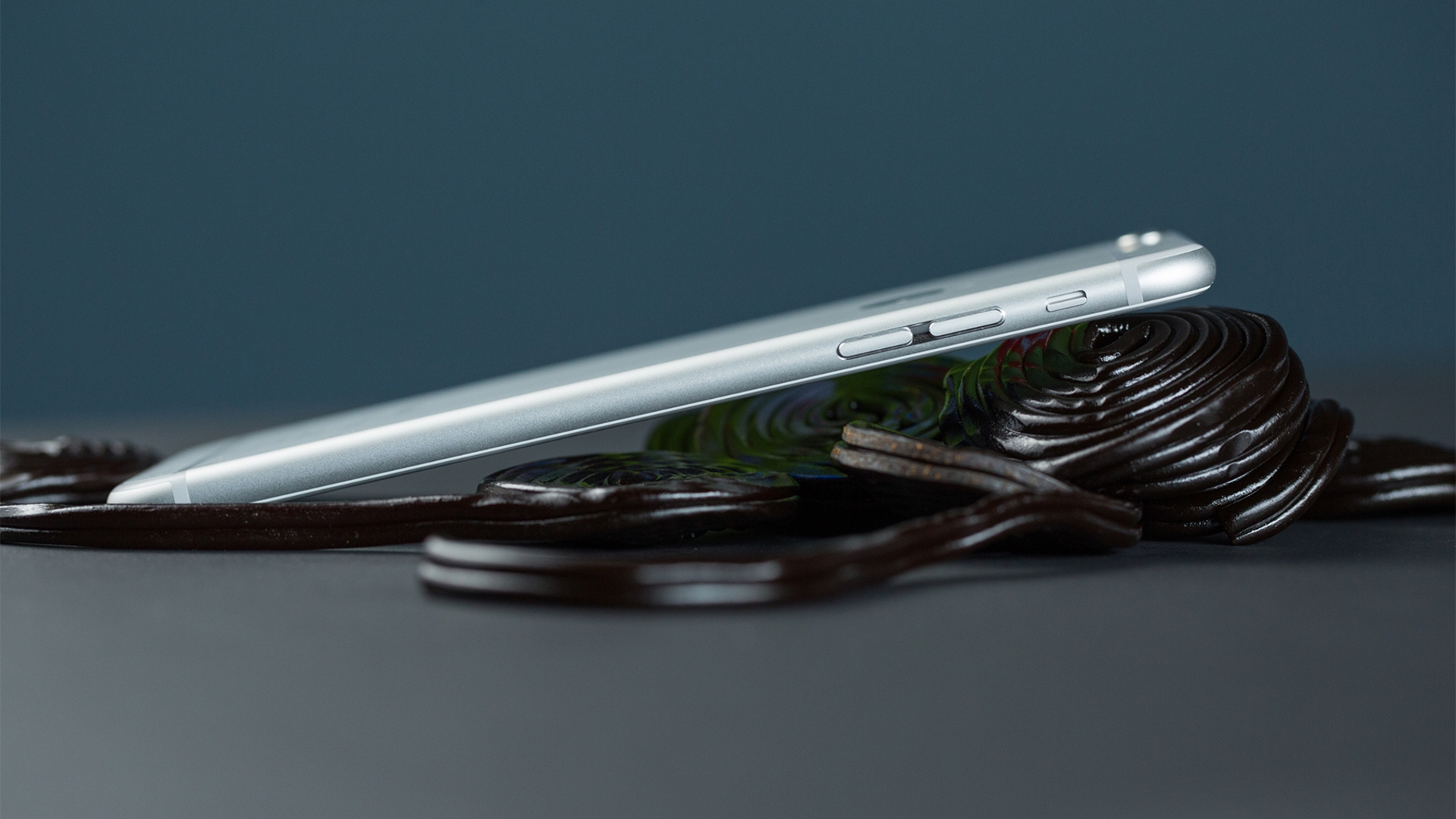 Angriff auf die gerade Linie: Das iPhone 6 Plus muss aktuell einiges aushalten... Angriff auf die gerade Linie: Das iPhone 6 Plus muss aktuell einiges aushalten...