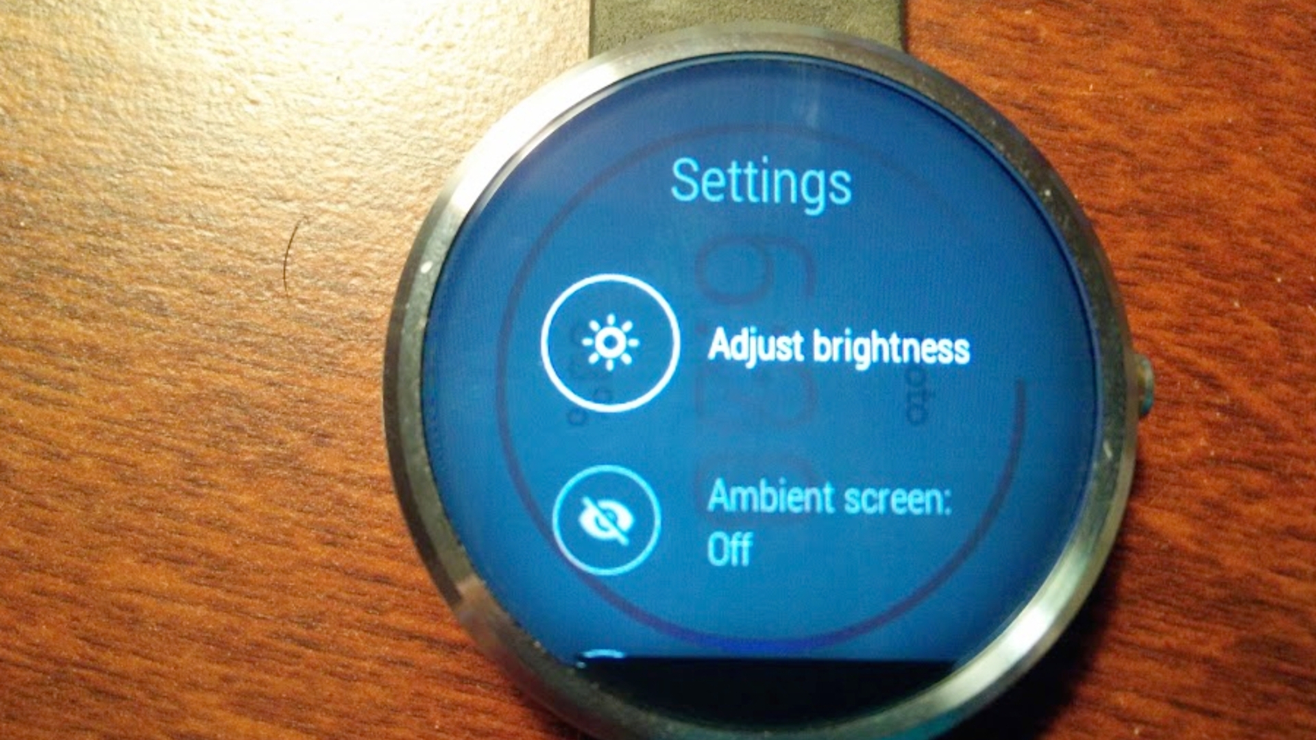 Die Uhrzeit-Anzeige im Hintergrund sollte eigentlich nicht auf dem Moto 360-Display zu sehen sein Die Uhrzeit-Anzeige im Hintergrund sollte eigentlich nicht auf dem Moto 360-Display zu sehen sein
