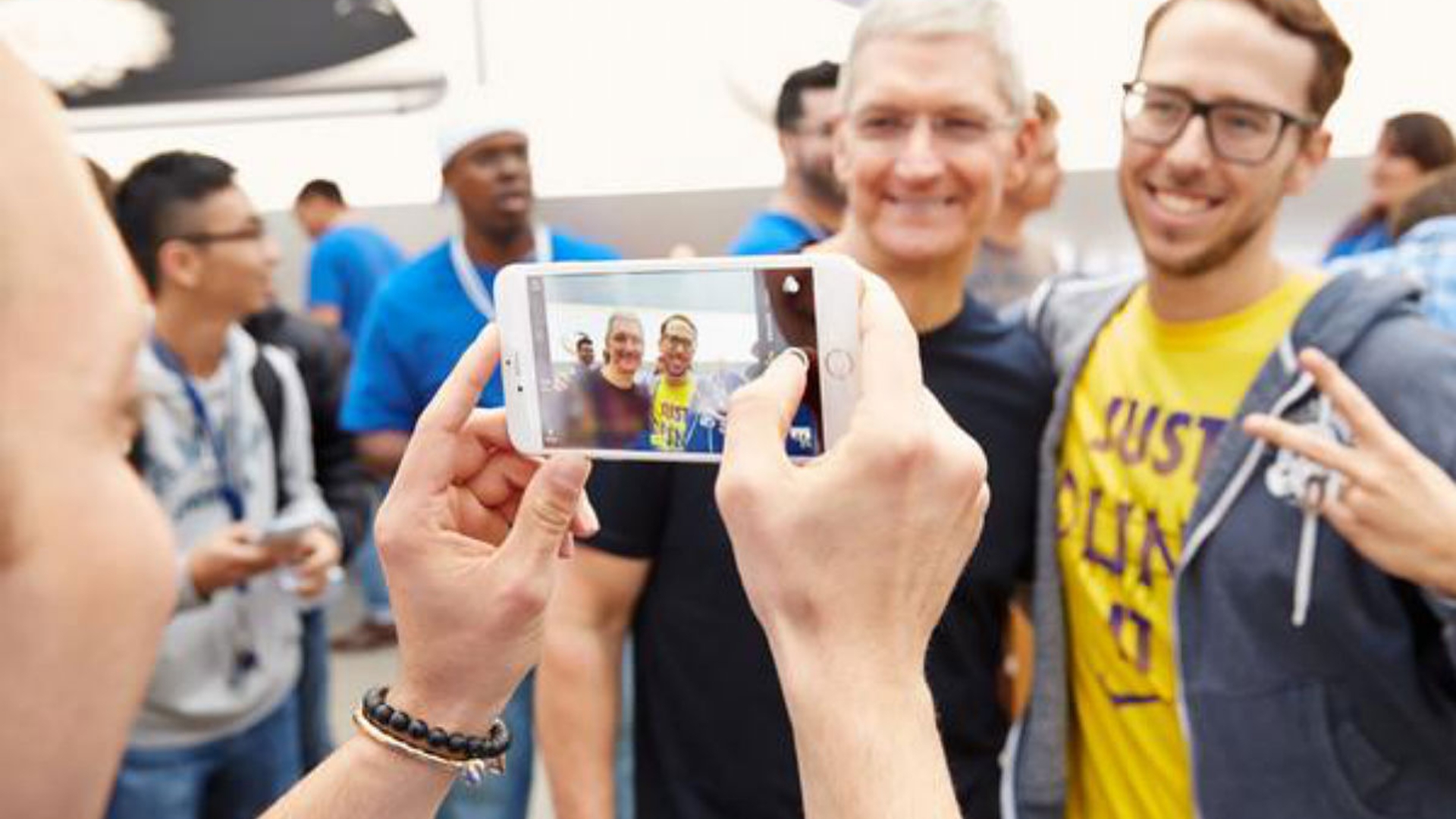 Tim Cook hielt die Warteschlange in Palo Alto mit Selfies bei Laune.