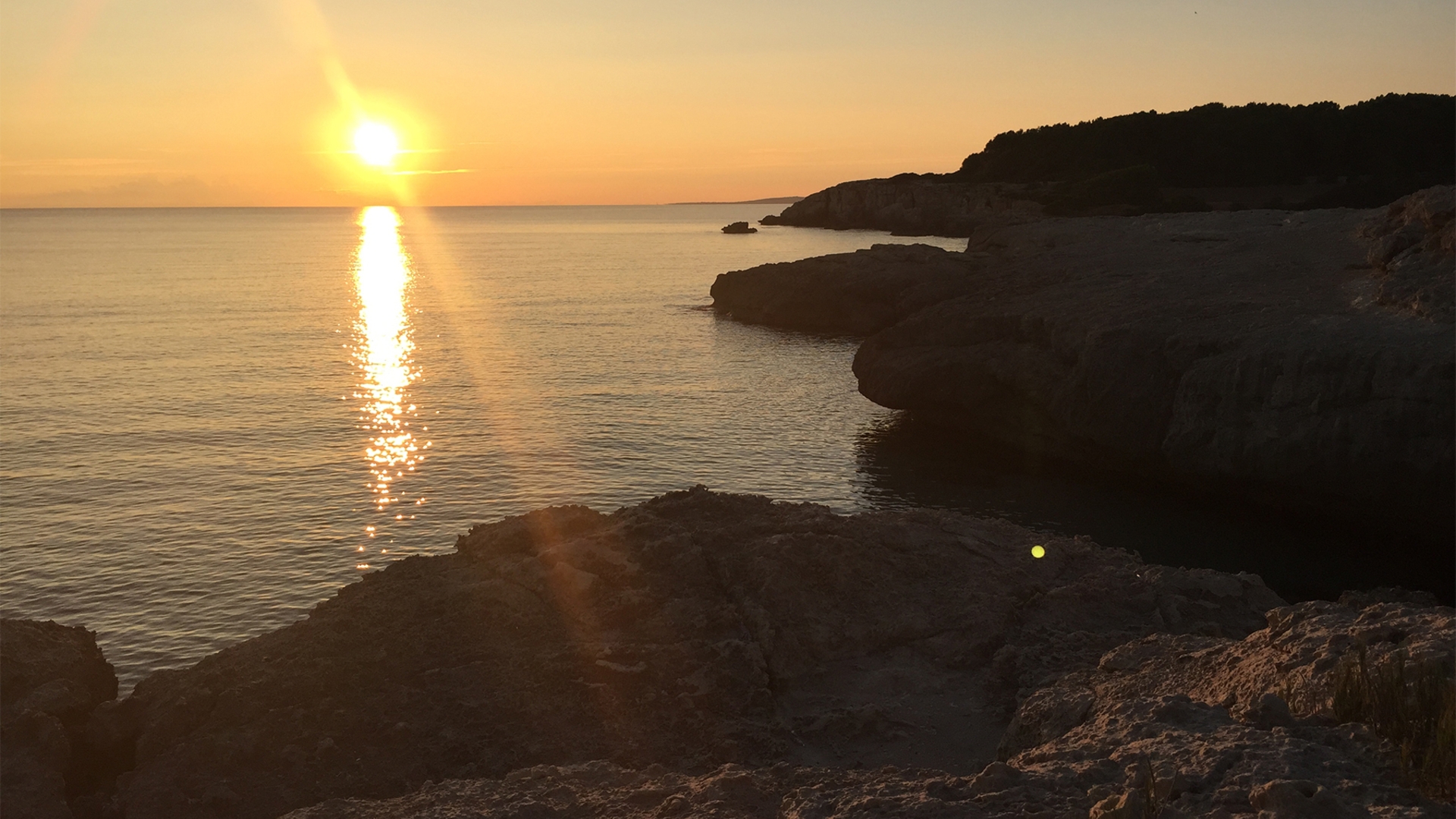 Trotz schwieriger Lichtverhältnisse noch viele Details erkennbar: Sonnenuntergang in einer der vielen Buchten von Menorca - aufgenommen mit dem iPhone 6