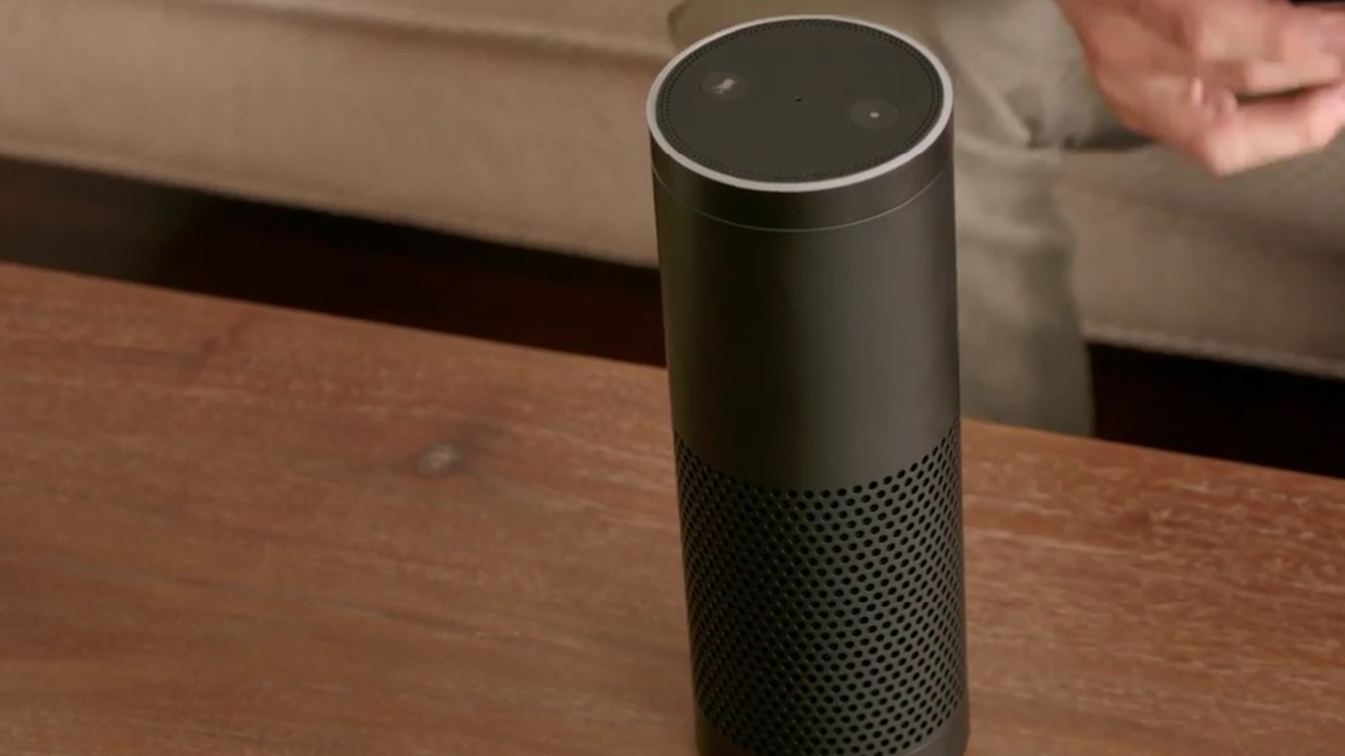 Der Amazon Echo ähnelt optisch der Geschenkverpackung einer Whiskyflasche Der Amazon Echo ähnelt optisch der Geschenkverpackung einer Whiskyflasche