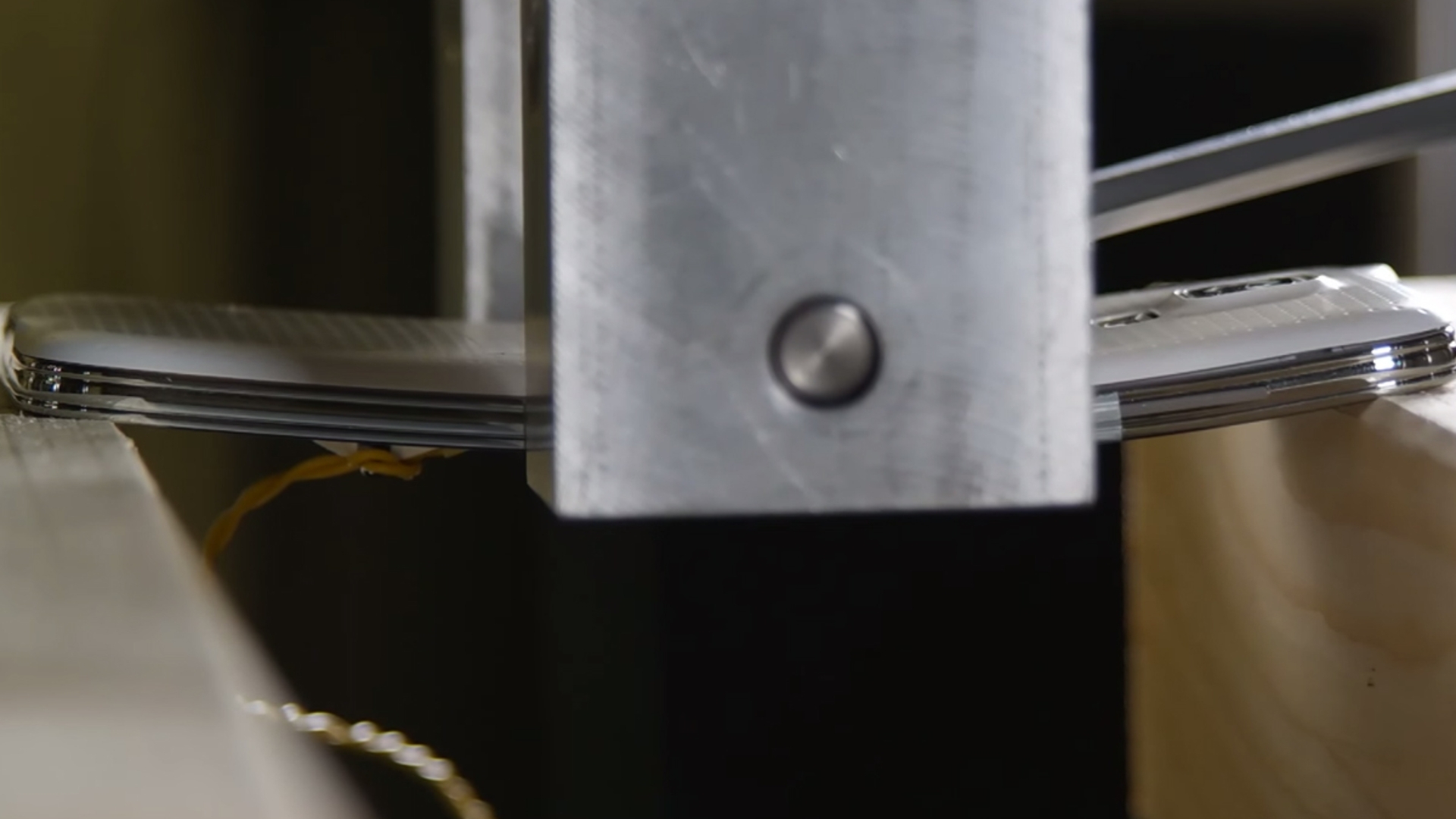 Auch Stiftung Warentest hat inzwischen Smartphones verbogen Auch Stiftung Warentest hat inzwischen Smartphones verbogen