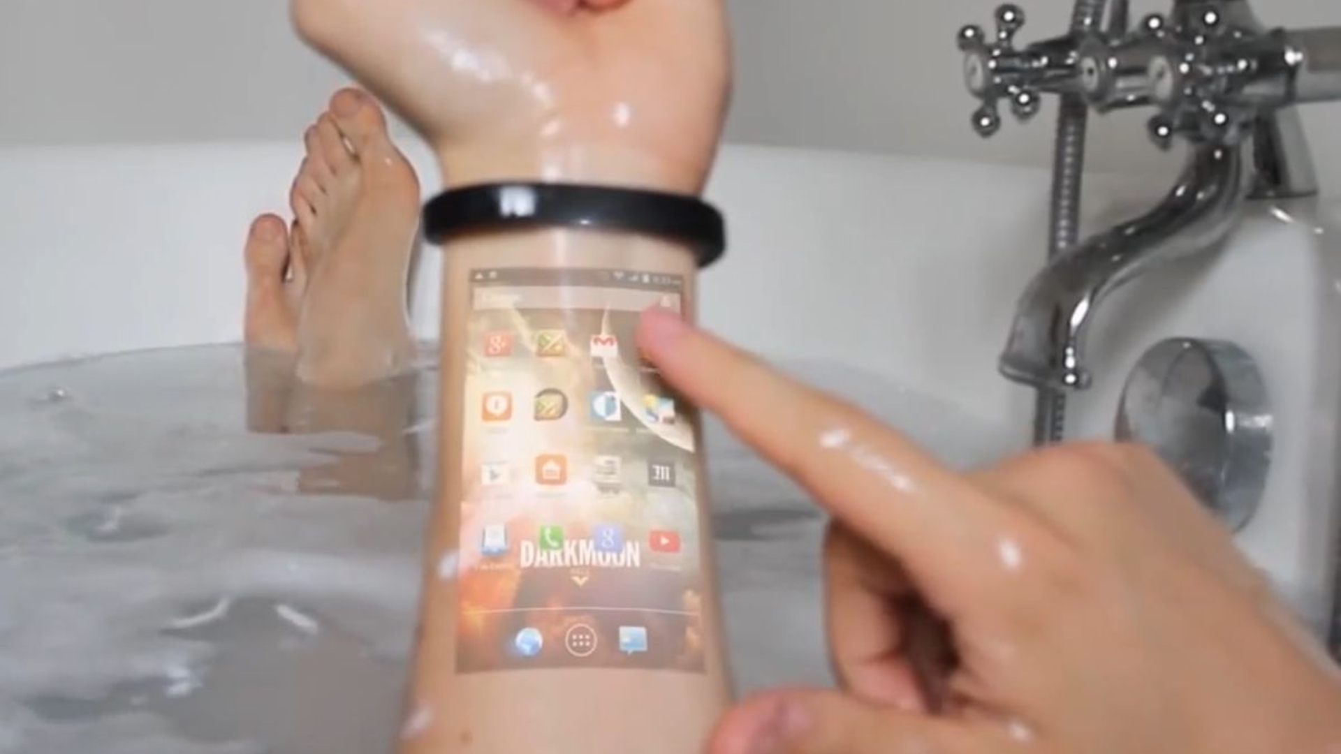 Das Display des Cicret-Armbands ist wasserdicht und relativ bruchsicher Das Display des Cicret-Armbands ist wasserdicht und relativ bruchsicher