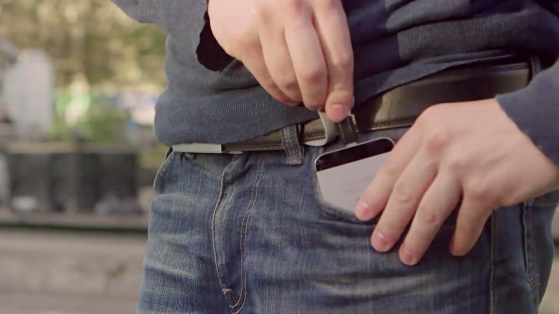 Xoo Belt: In diesem Gürtel steckt ein Akku, mit Ihr ein Smartphone unterwegs aufladen könnt.