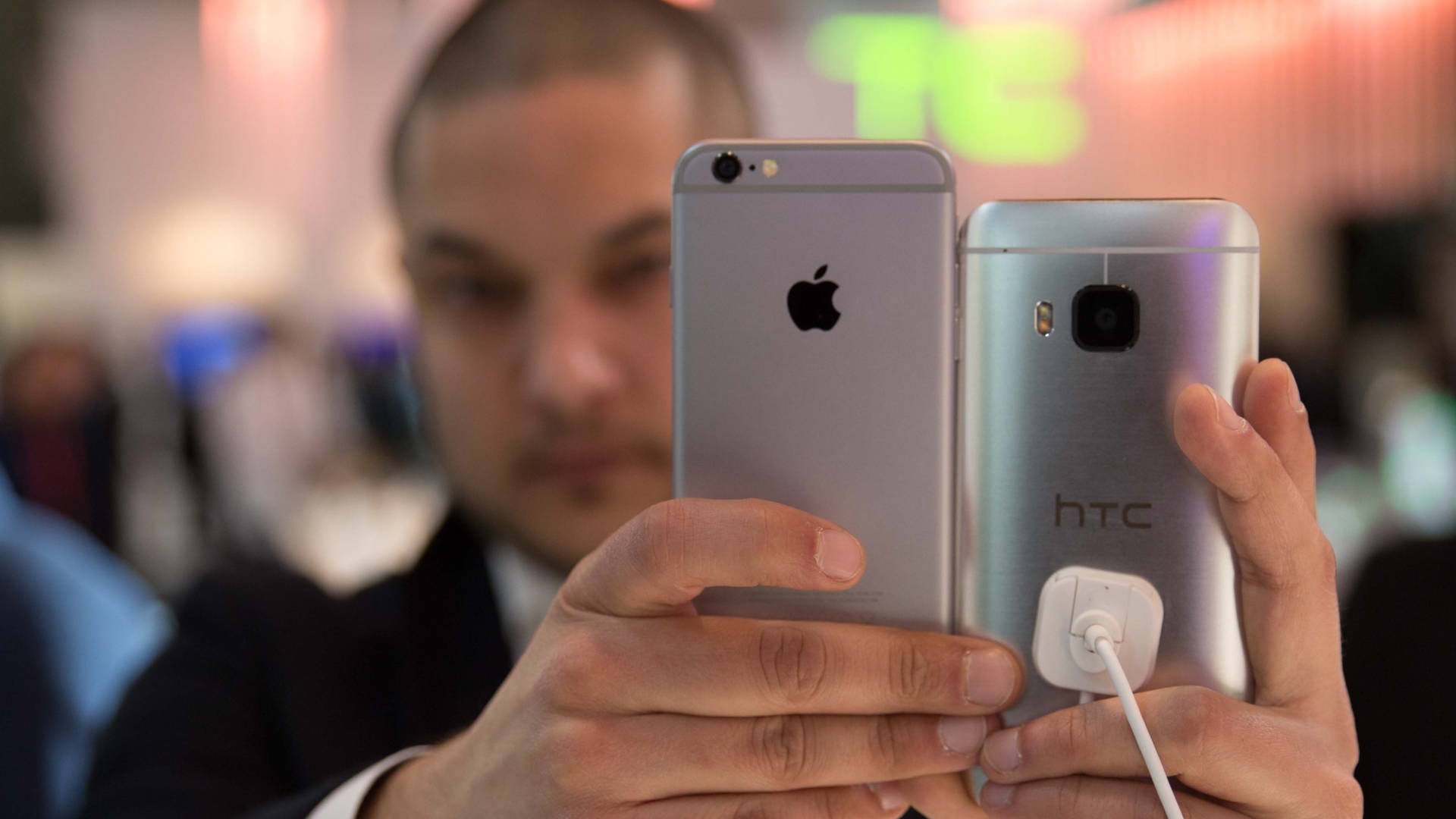 Das iPhone 6 im Vergleich mit dem HTC One M9. Das iPhone 6 im Vergleich mit dem HTC One M9.
