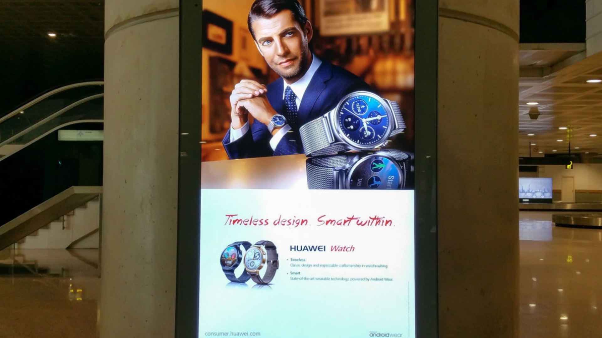 Huawei zeigt seine neue Smartwatch am Flughafen in Barcelona.