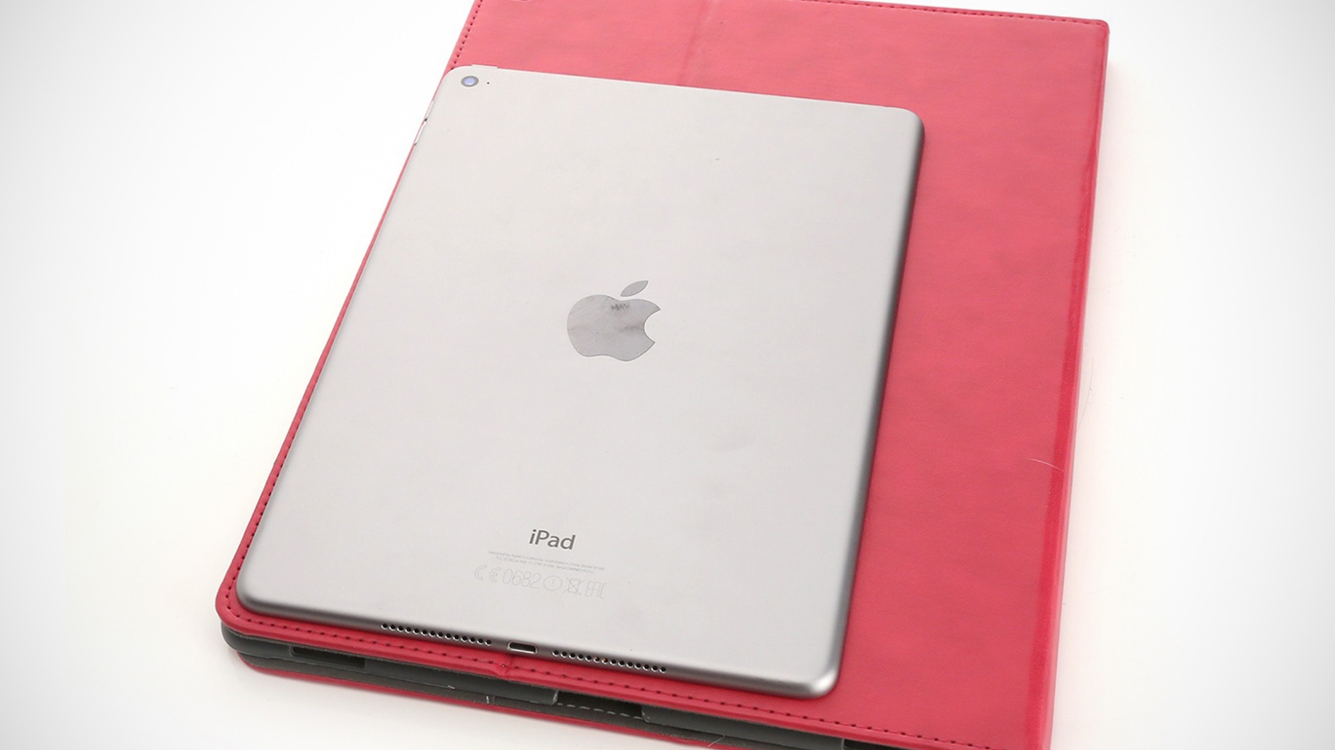 iPad mini 3? Nein, es ist das iPAd Air 2 neben einer Schutzhülle für das iPad Pro iPad mini 3? Nein, es ist das iPAd Air 2 neben einer Schutzhülle für das iPad Pro