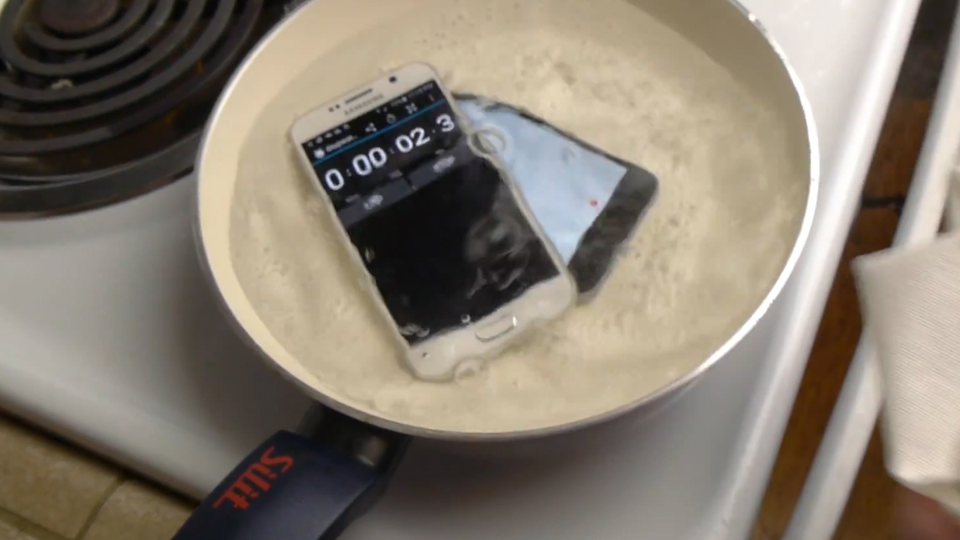 iPhone 6 und Samsung Galaxy S6 in der Pfanne iPhone 6 und Samsung Galaxy S6 in der Pfanne