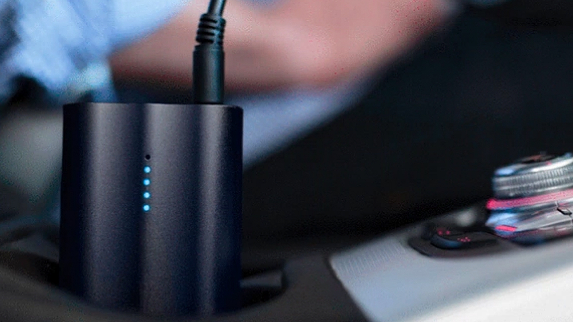 Der Lumopack lädt sich extrem schnell auf und gibt die Energie in normaler Geschwindigkeit an Smartphones weiter. Der Lumopack lädt sich extrem schnell auf und gibt die Energie in normaler Geschwindigkeit an Smartphones weiter.