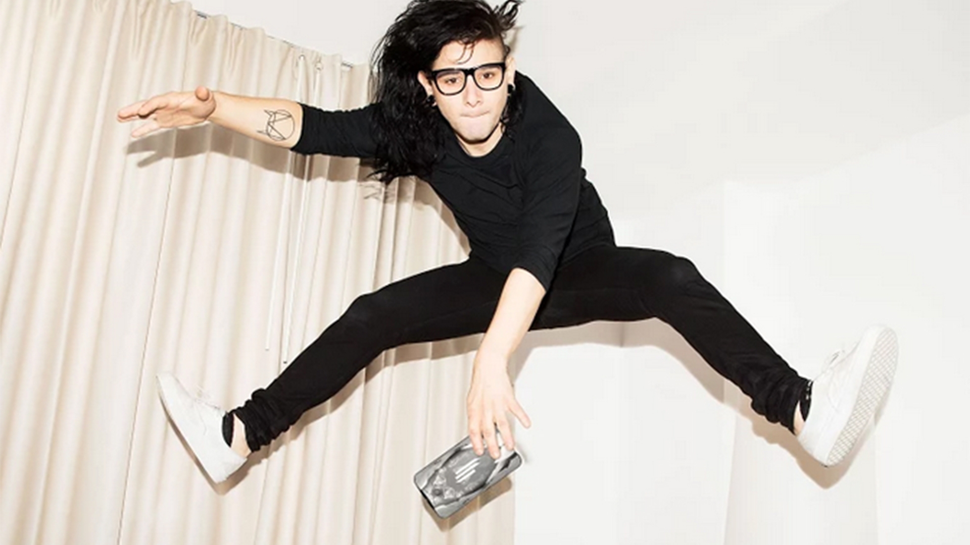 Skrillex hüpft vor Freude über seine Smartphone-Cases