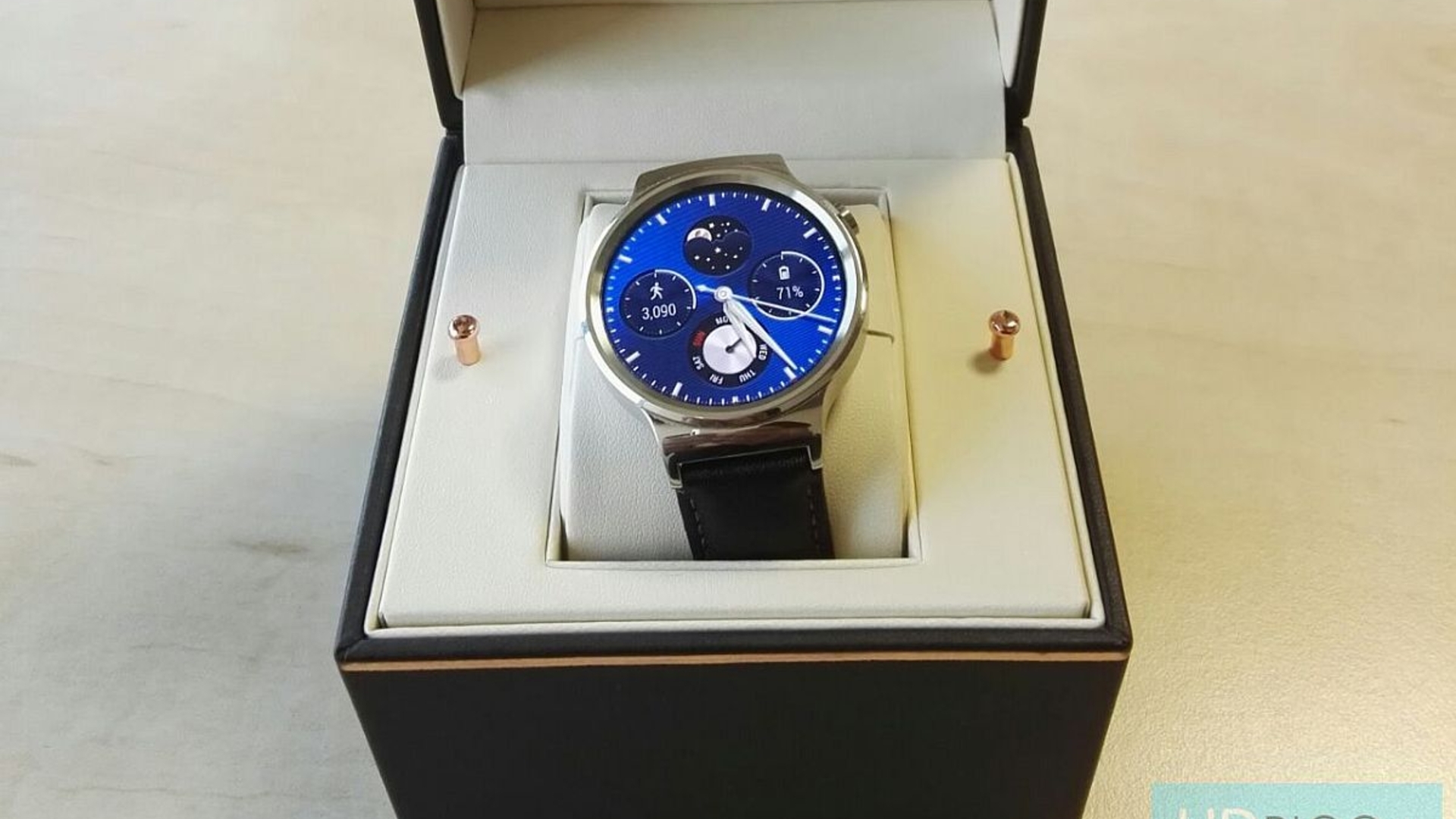 Die Verpackung der Huawei Watch soll dem edlen Wearable gerecht werden