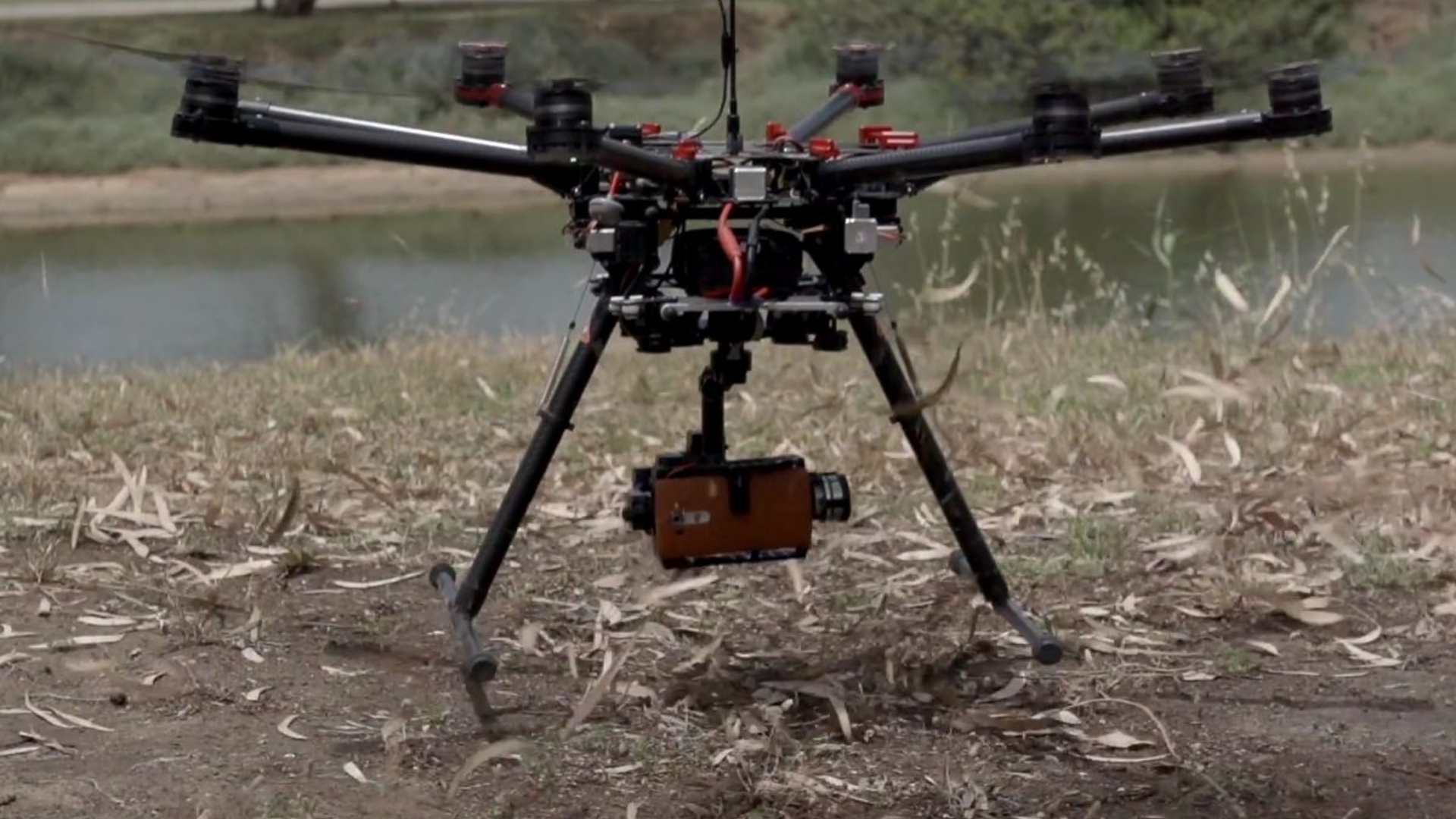 Für die Aufnahmen wurde ein LG G4 an einer Drohne befestigt Für die Aufnahmen wurde ein LG G4 an einer Drohne befestigt