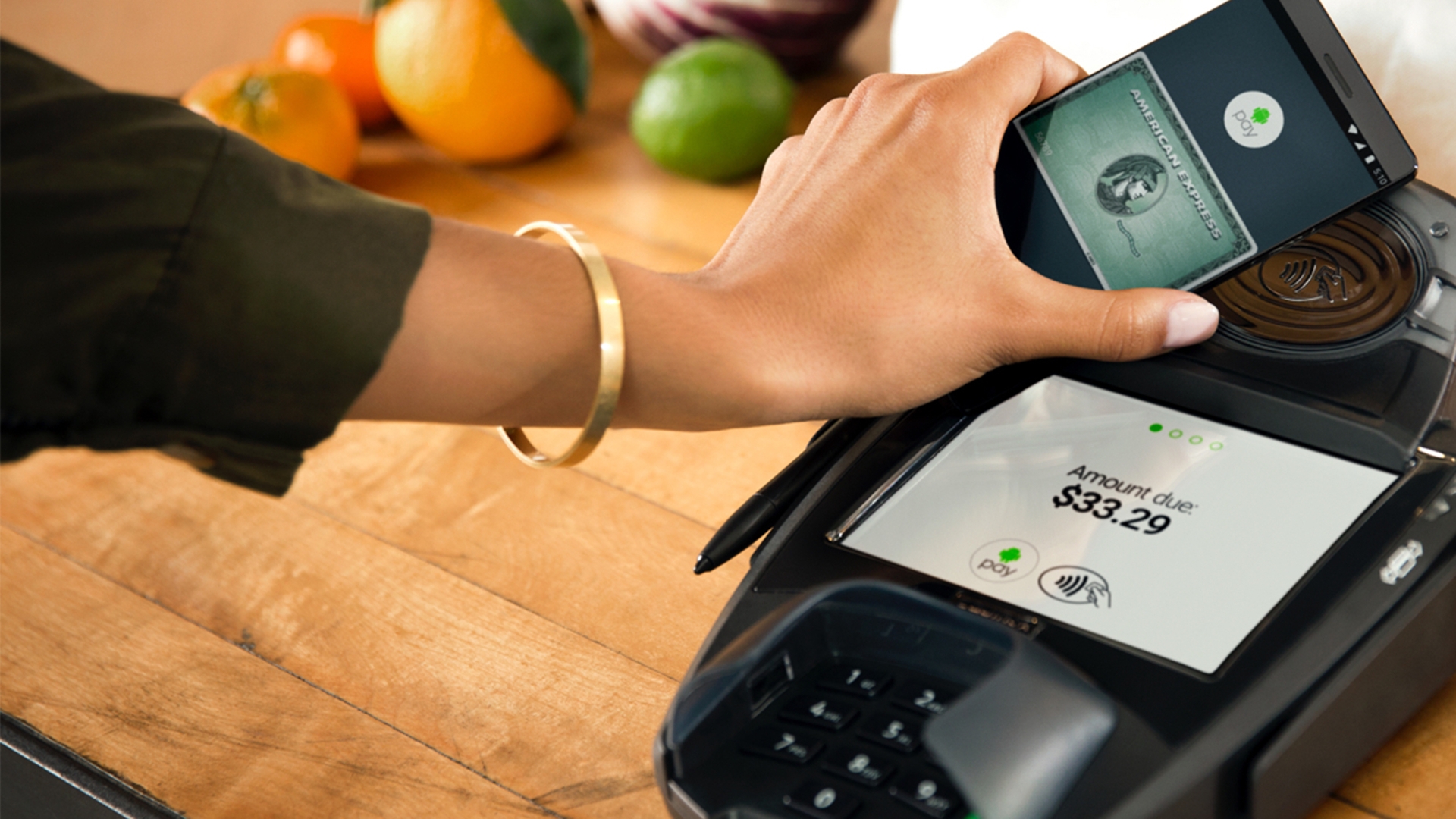 Android Pay: Smartphone ans Lesegerät halten statt EC-Karte einstecken. Android Pay: Smartphone ans Lesegerät halten statt EC-Karte einstecken.