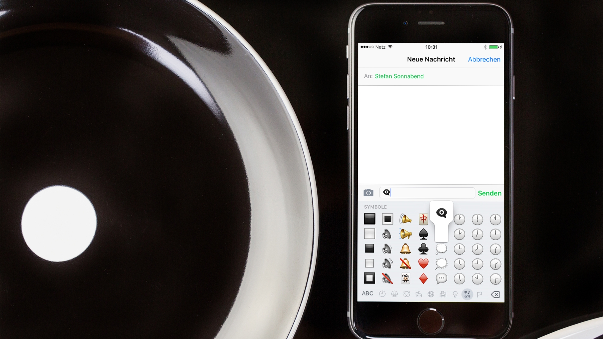 Die Beta 2 von iOS 9.1 enthält neben den offiziellen 34 neuen Emojis auch dieses Symbol. Die Beta 2 von iOS 9.1 enthält neben den offiziellen 34 neuen Emojis auch dieses Symbol.