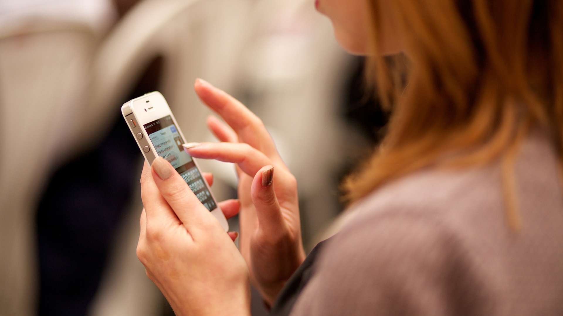 Frau mit Smartphone