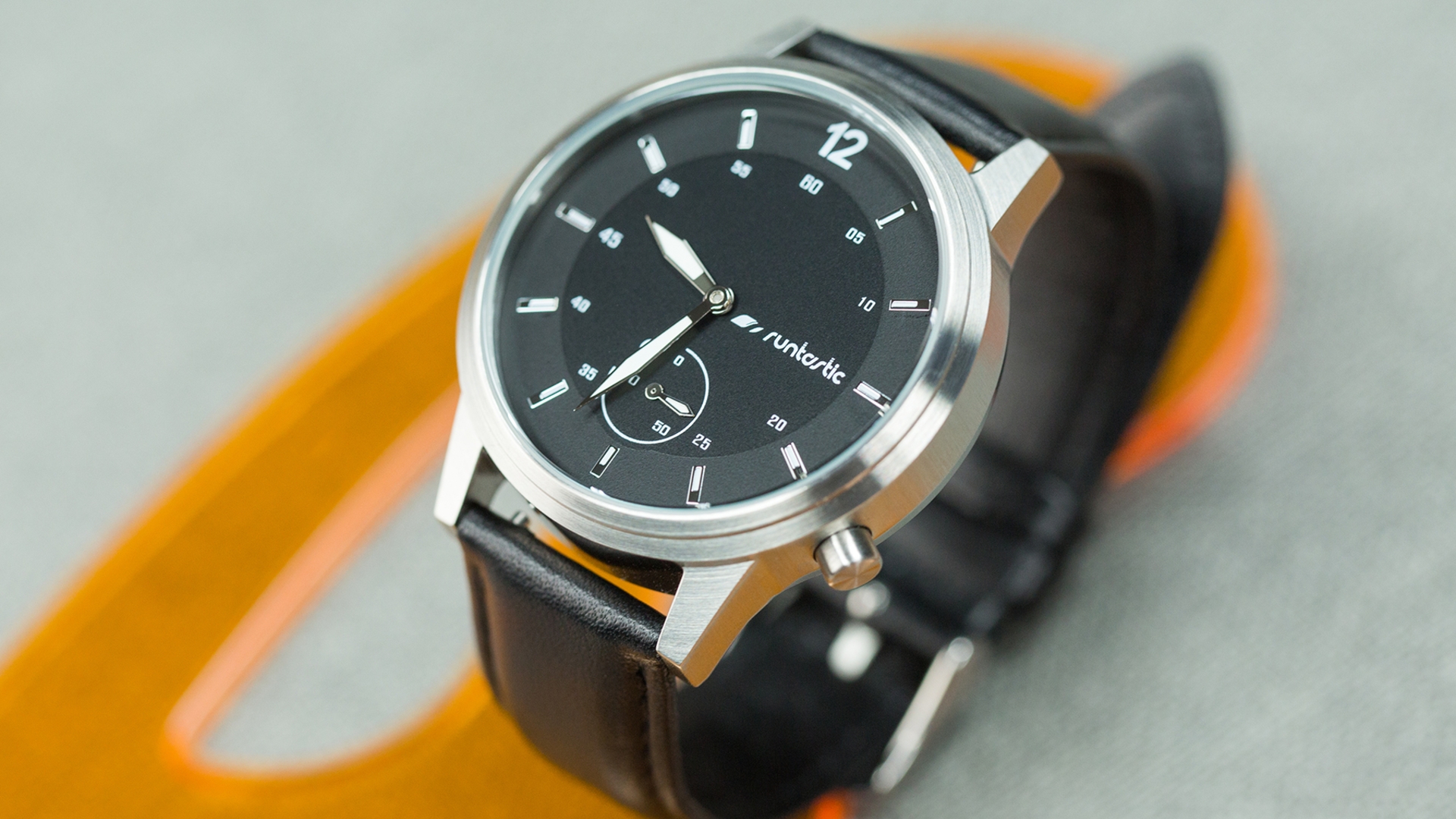 Runtastic Moment Classic mit Edelstahlgehäuse und Lederarmband. Runtastic Moment Classic mit Edelstahlgehäuse und Lederarmband.