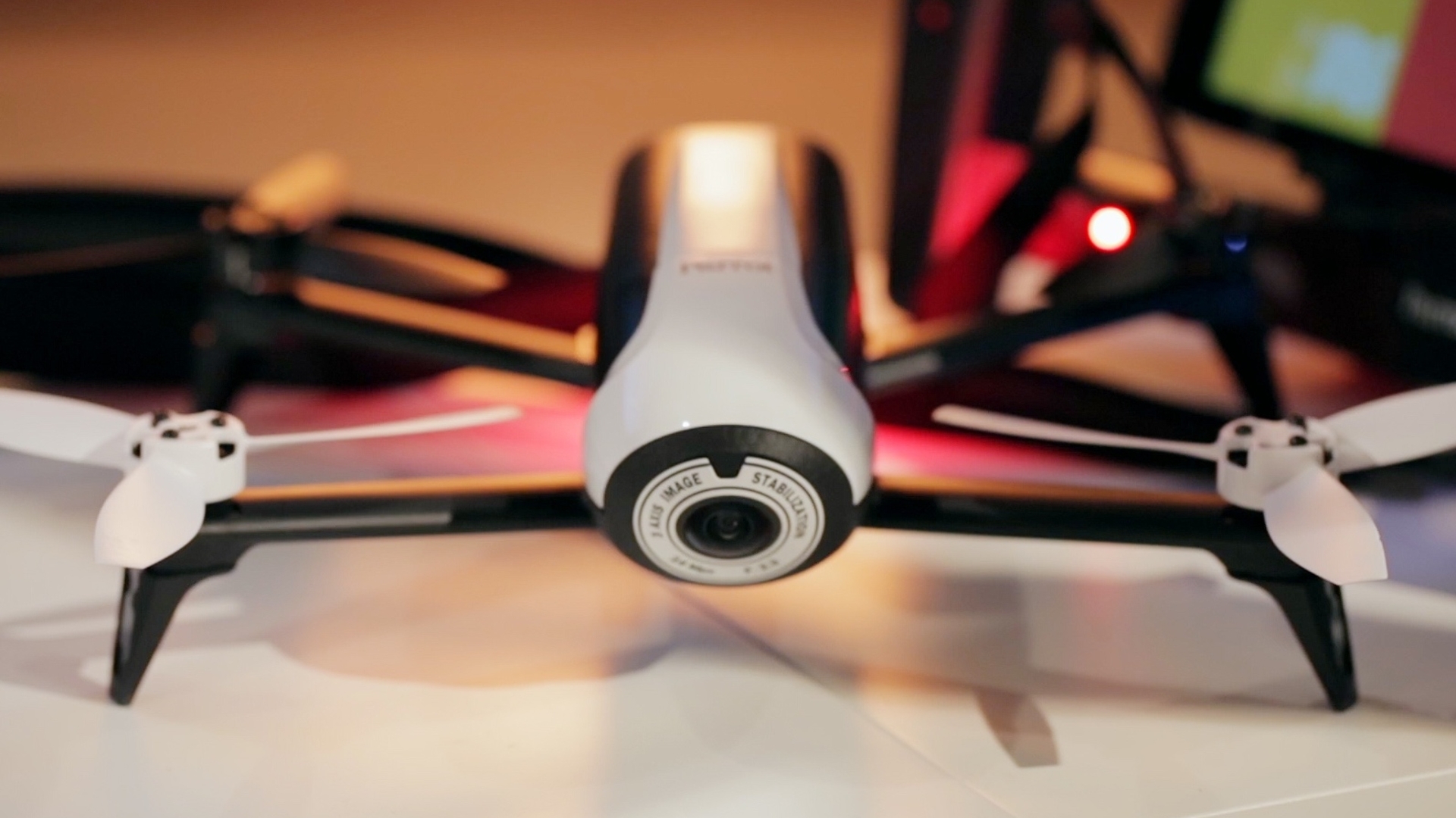 Die Parrot Bebop 2 fliegt länger und schneller. Die Parrot Bebop 2 fliegt länger und schneller.