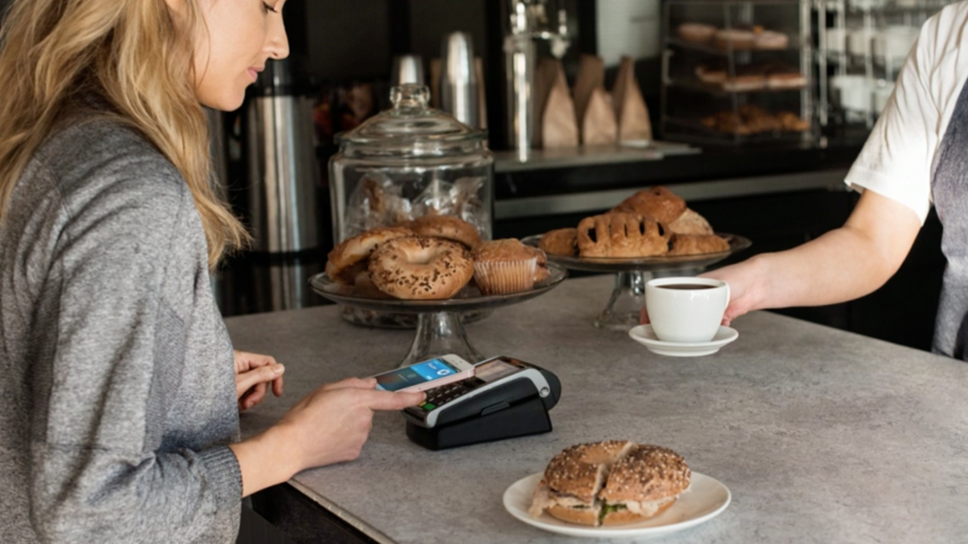 iPhone SE Apple Pay im Cafe