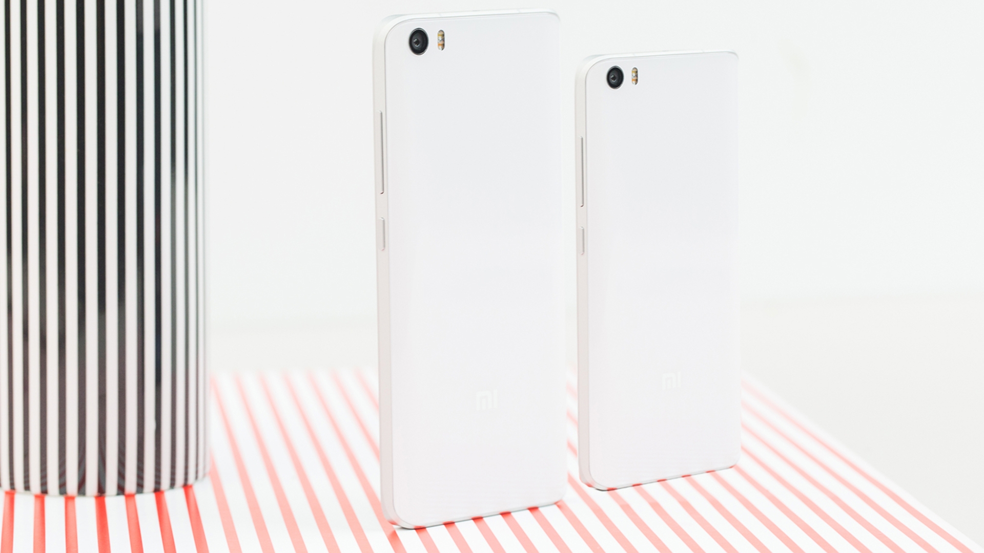 So sähe eine kleine Version des Xiaomi Mi5 neben dem 5,15 Zoll großem Original aus. So sähe eine kleine Version des Xiaomi Mi5 neben dem 5,15 Zoll großem Original aus.