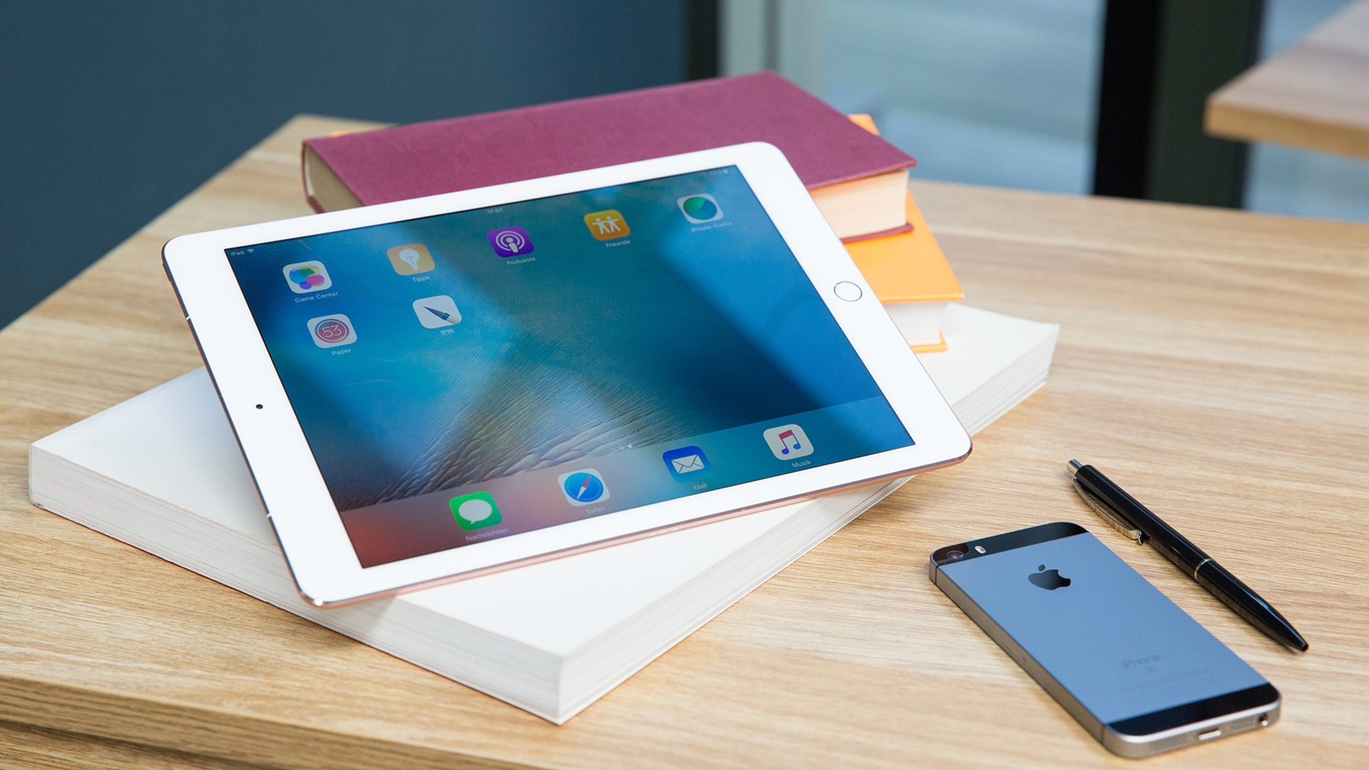 Apple iPad Pro und iPhone SE Apple iPad Pro und iPhone SE
