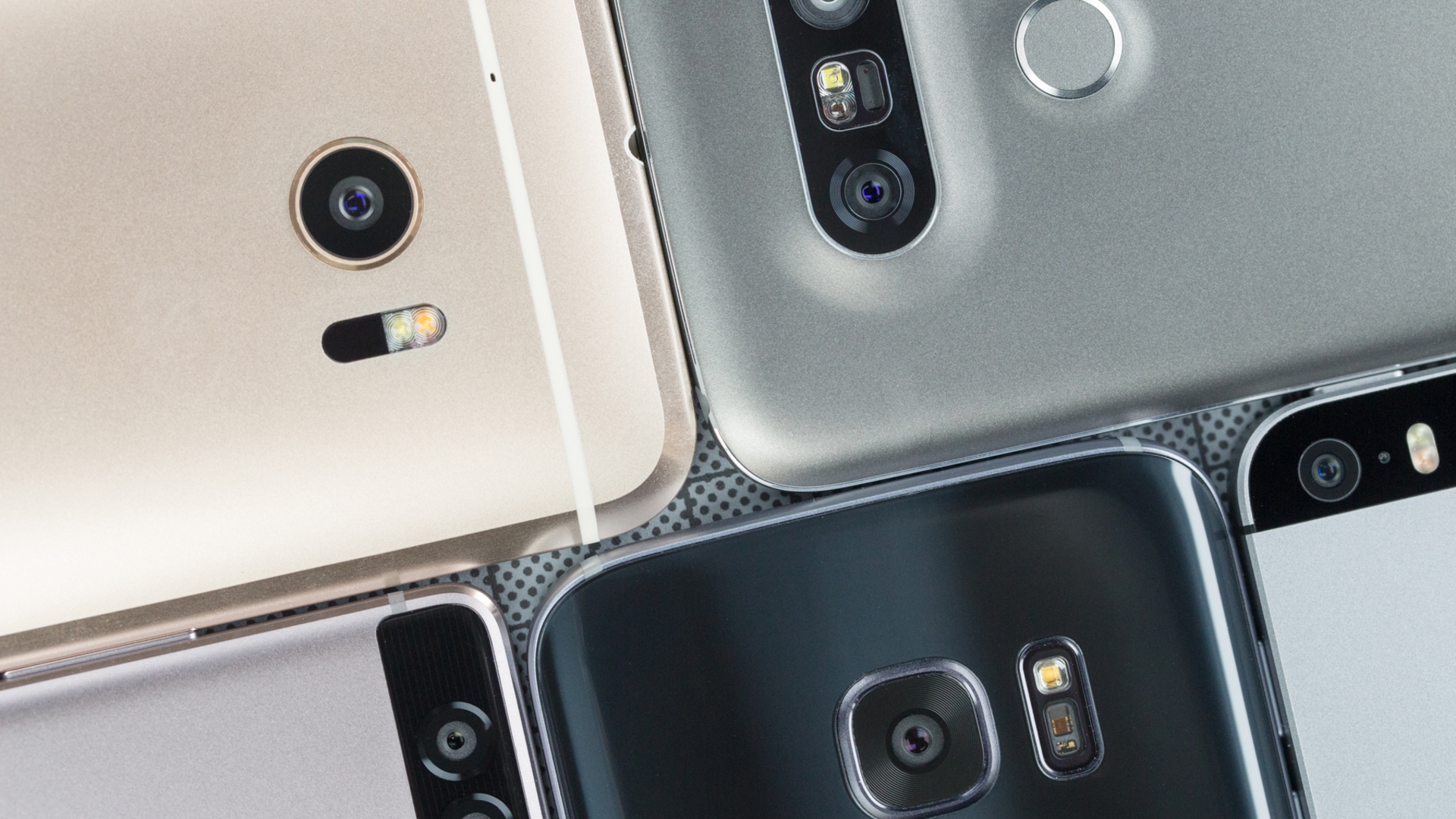 Fünf Smartphones mit sieben Kameras. Fünf Smartphones mit sieben Kameras.