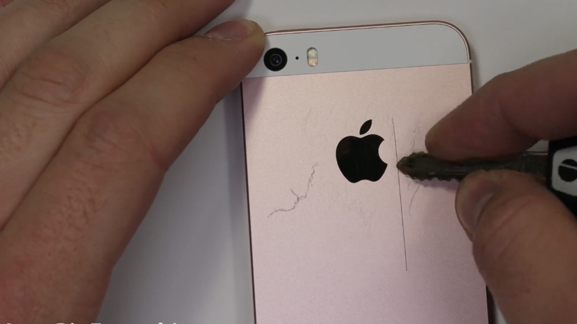 iPhone SE Scratchtest iPhone SE Scratchtest