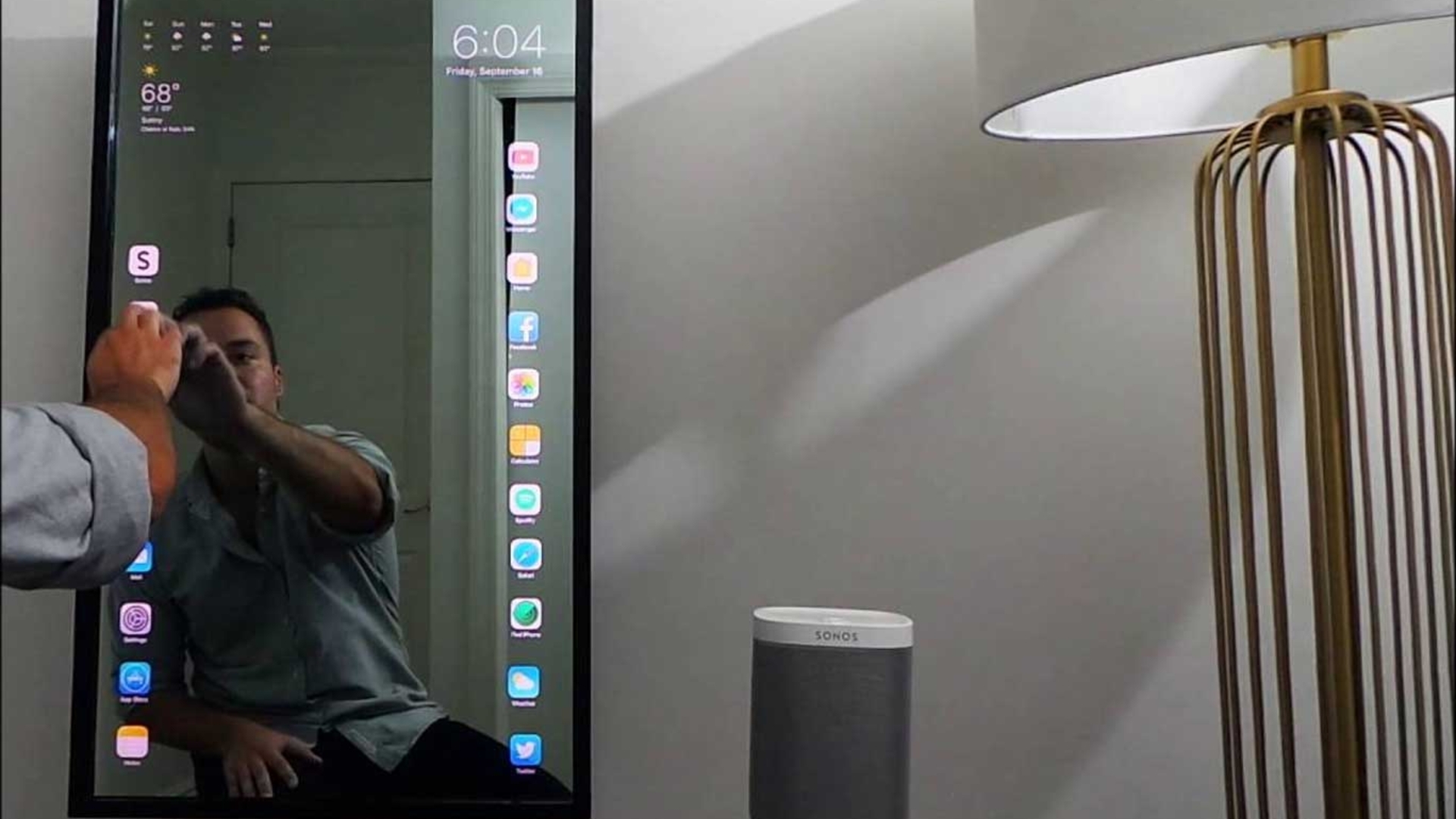 Smart mirror mit Touchscreen Smart Mirror mit TouchScreen