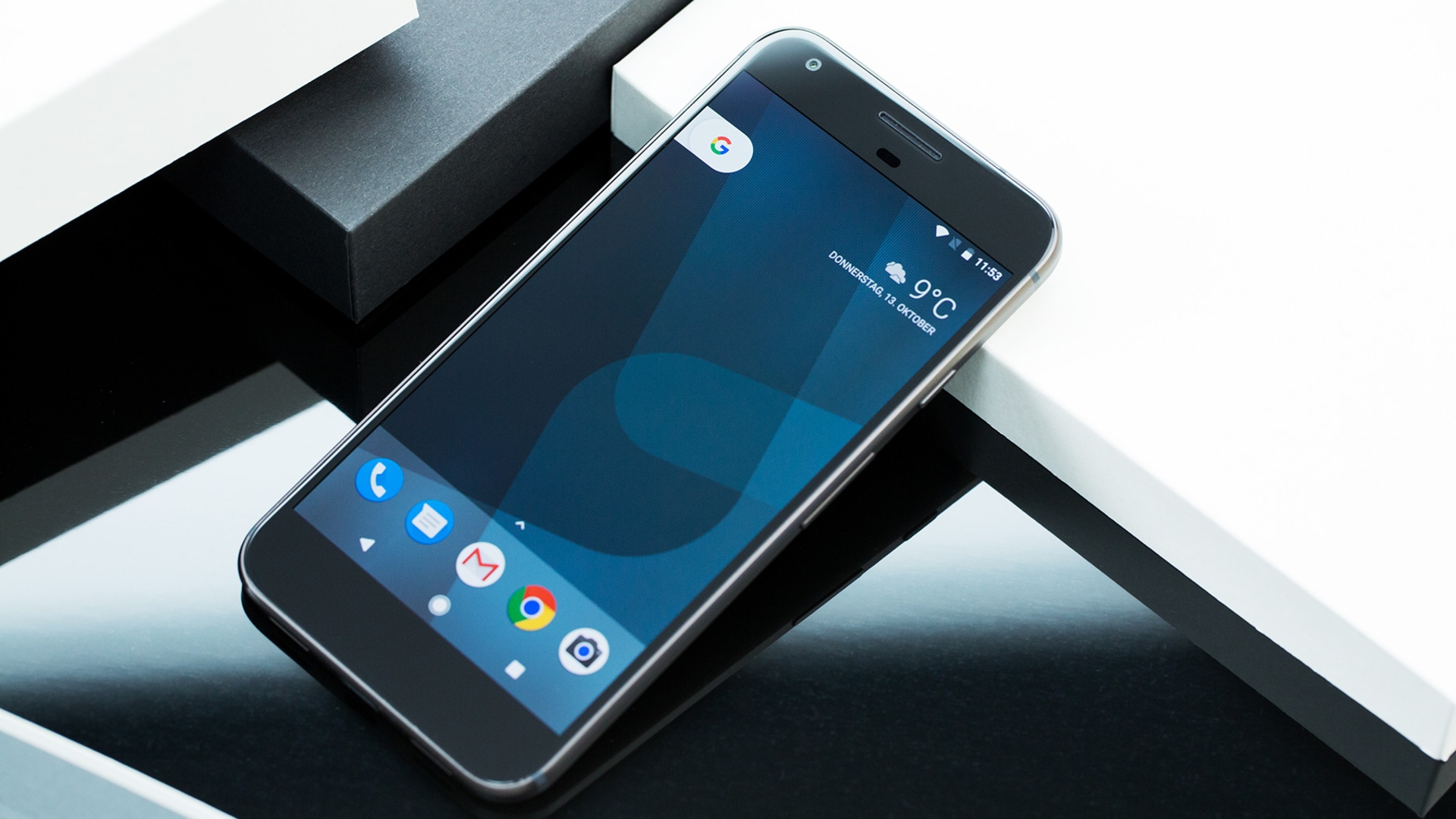 Google Pixel XL Smartphone auf einer schwarzweißen Unterlage