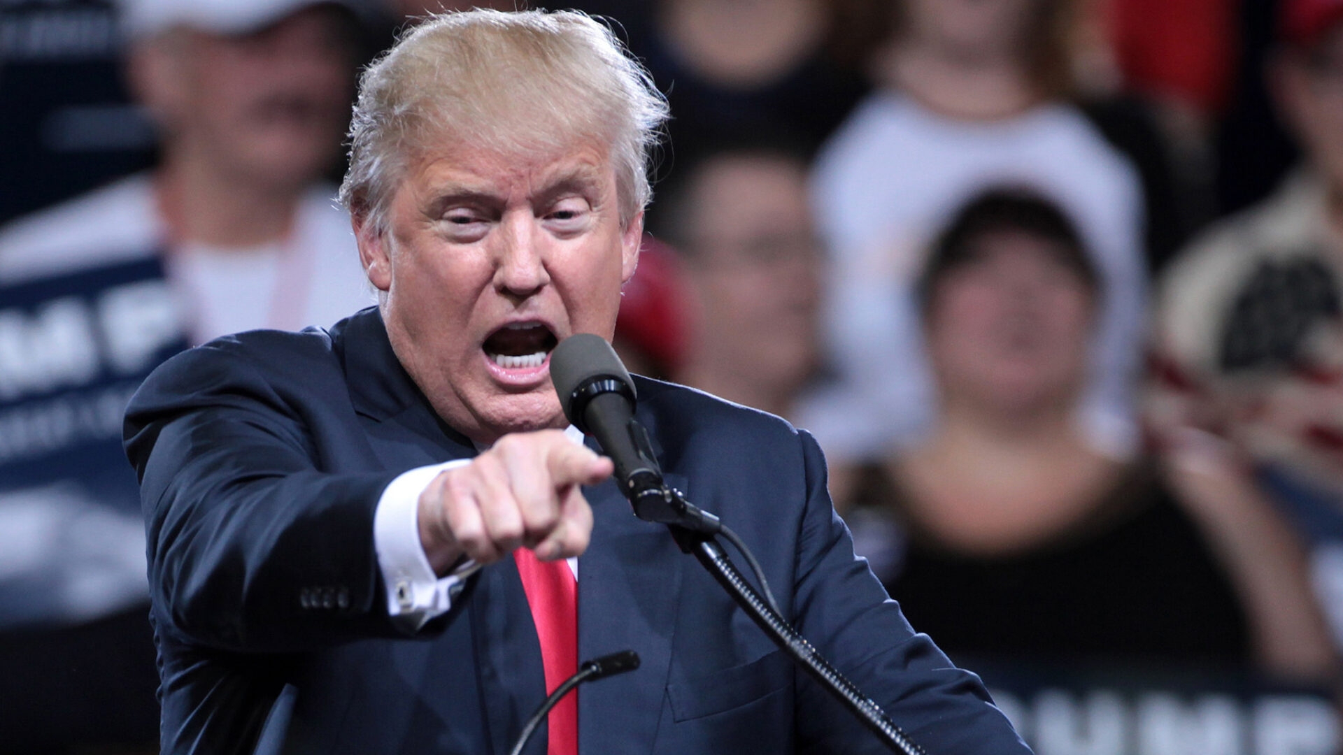 Donald Trump und Kamala Harris haben am 10. September ein TV-Duell im US-Fernsehen. Muss Apple also ein anderes Datum wählen? Donald Trump zeigt während Rede mit dem Finger nach vorne