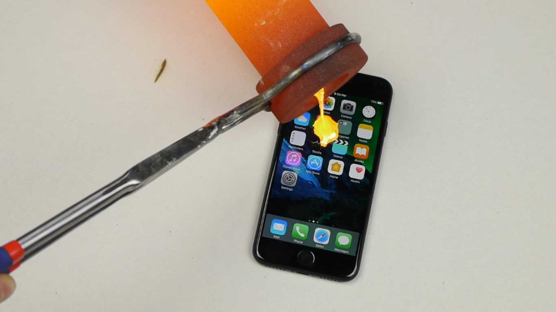 In diesem Test wird das iPhone 7 mit flüssigem Gold übergossen In diesem Test wird das iPhone 7 mit flüssigem Gold übergossen