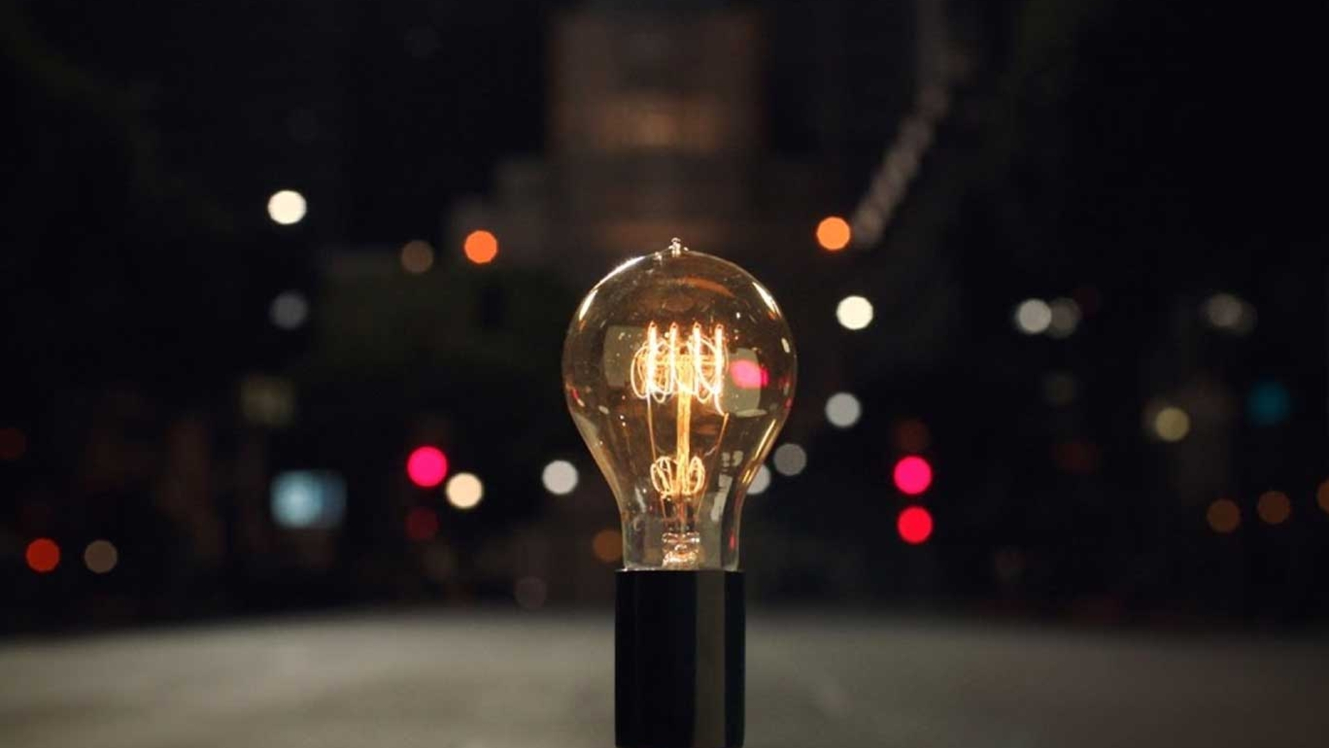 Im Webespot zum MacBook Pro (2016) explodieren zahlreiche Glühbirnen Im Webespot zum MacBook Pro (2016) explodieren zahlreiche Glühbirnen