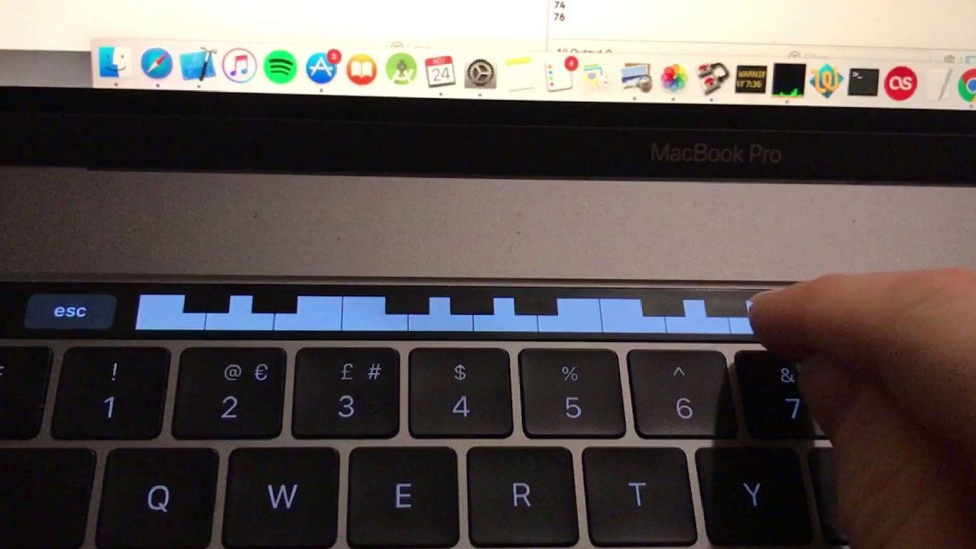 Die Touch Bar des MacBook Pro (2016) lässt sich auch als Piano nutzen Die Touch Bar des MacBook Pro (2016) lässt sich auch als Piano nutzen