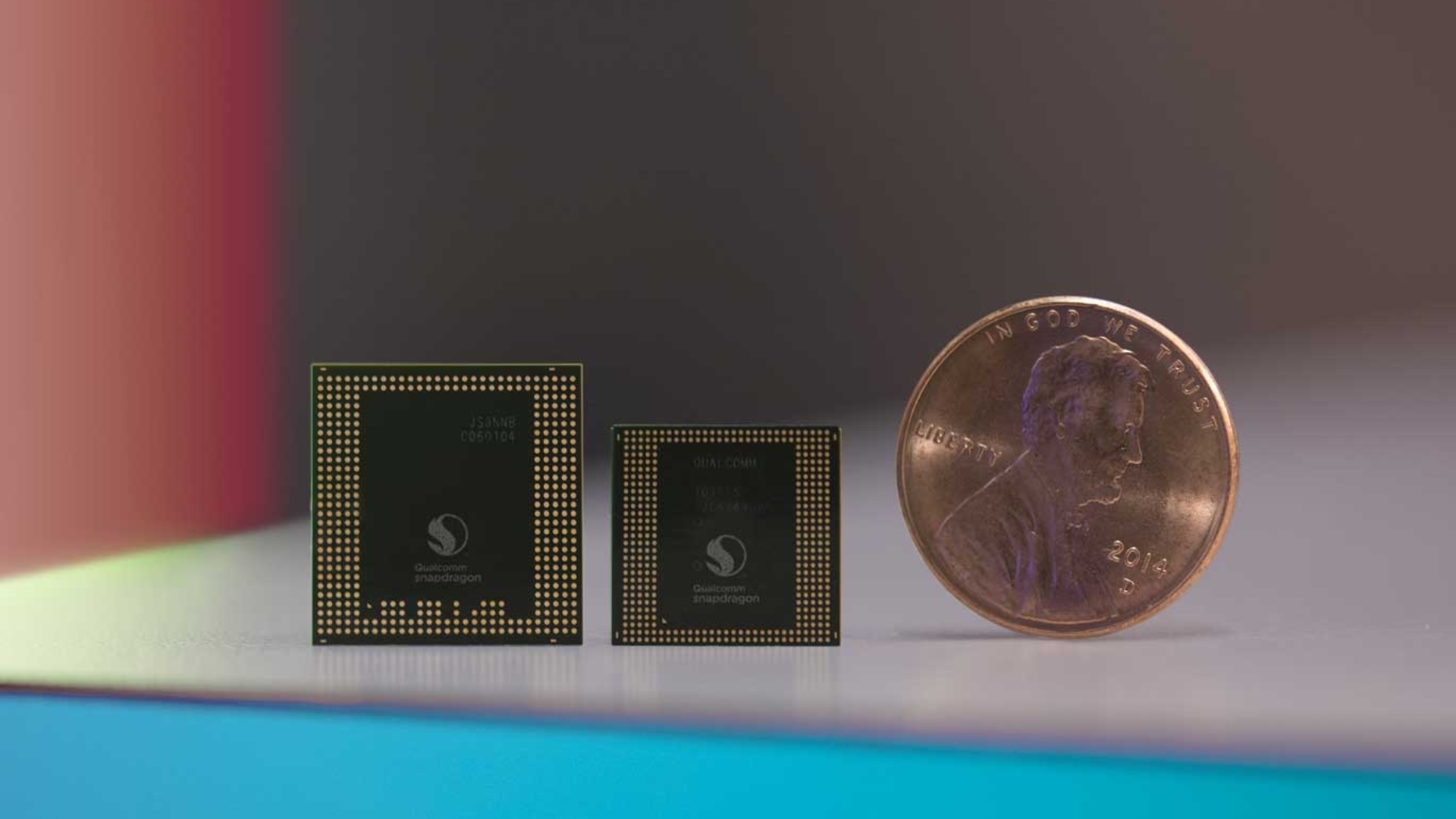 Der Vergleich mit dem Vorgänger und einem Penny zeigt die Größe des Snapdragon 835